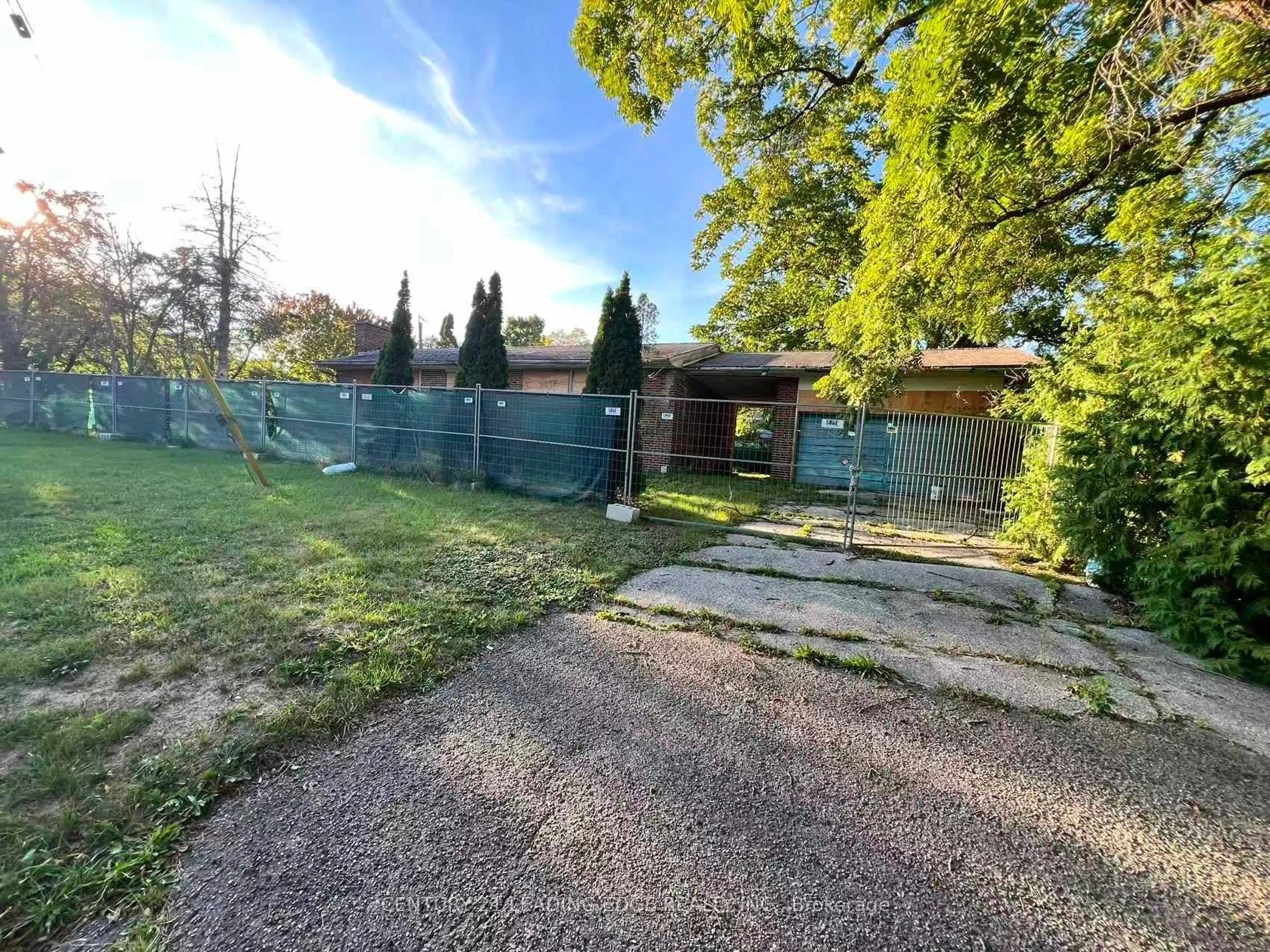 A pic from outside/outdoor area/front of a property/back of a property/a pic from drone, street for 329 Mill St, Richmond Hill Ontario L4C 4B6
