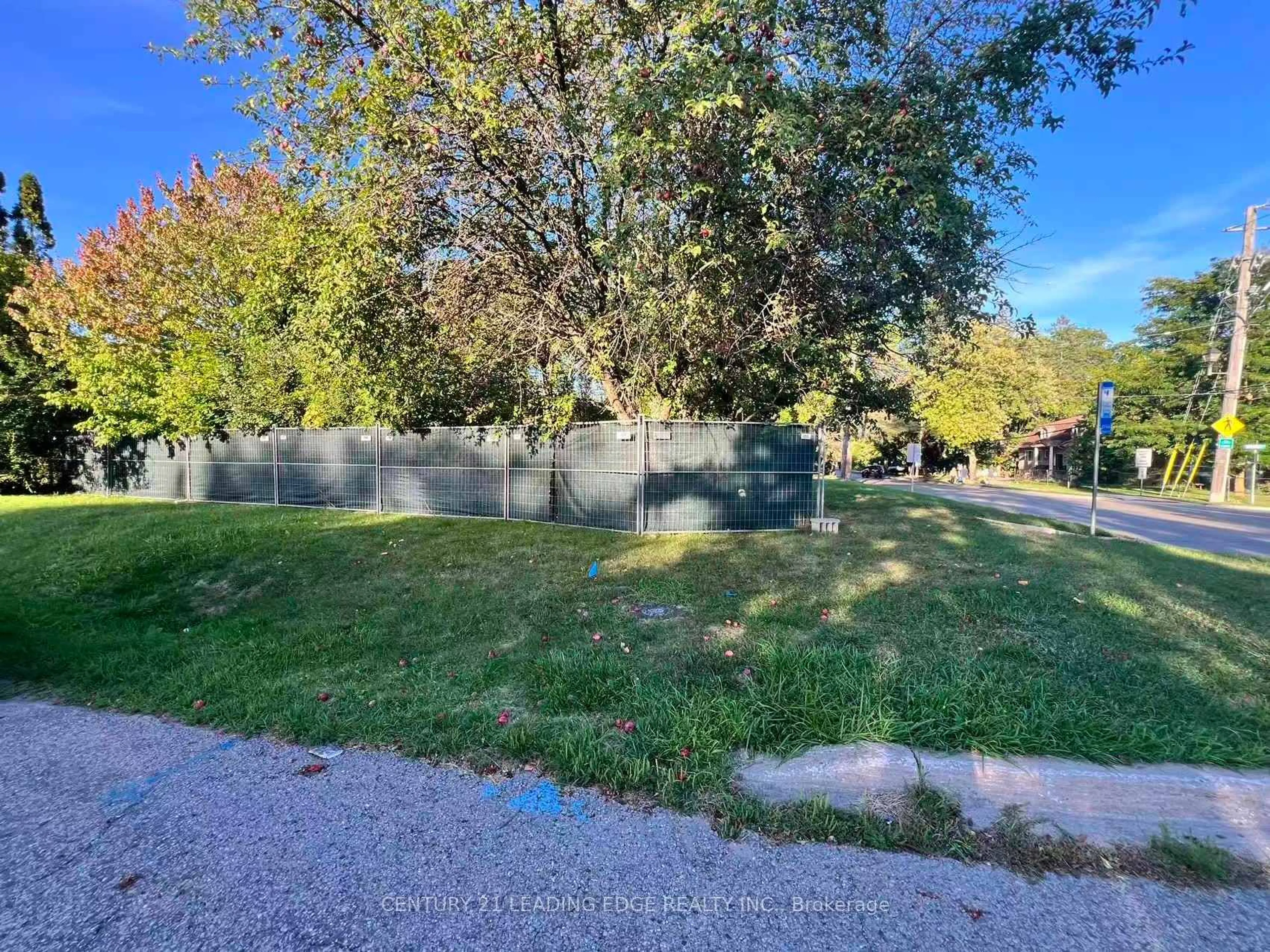 A pic from outside/outdoor area/front of a property/back of a property/a pic from drone, street for 329 Mill St, Richmond Hill Ontario L4C 4B6