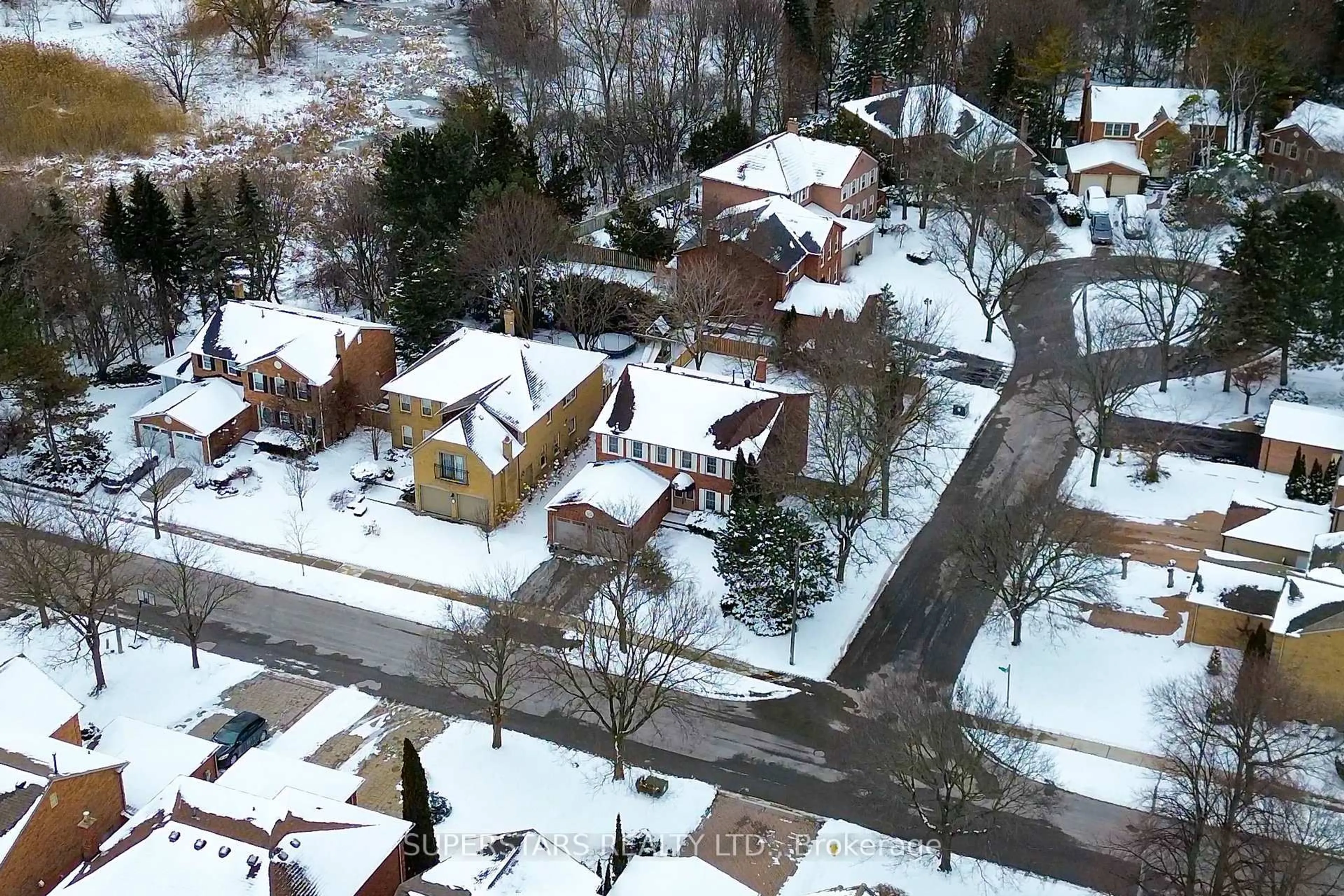 A pic from outside/outdoor area/front of a property/back of a property/a pic from drone, street for 12 Aitken Circ, Markham Ontario L3R 7K8