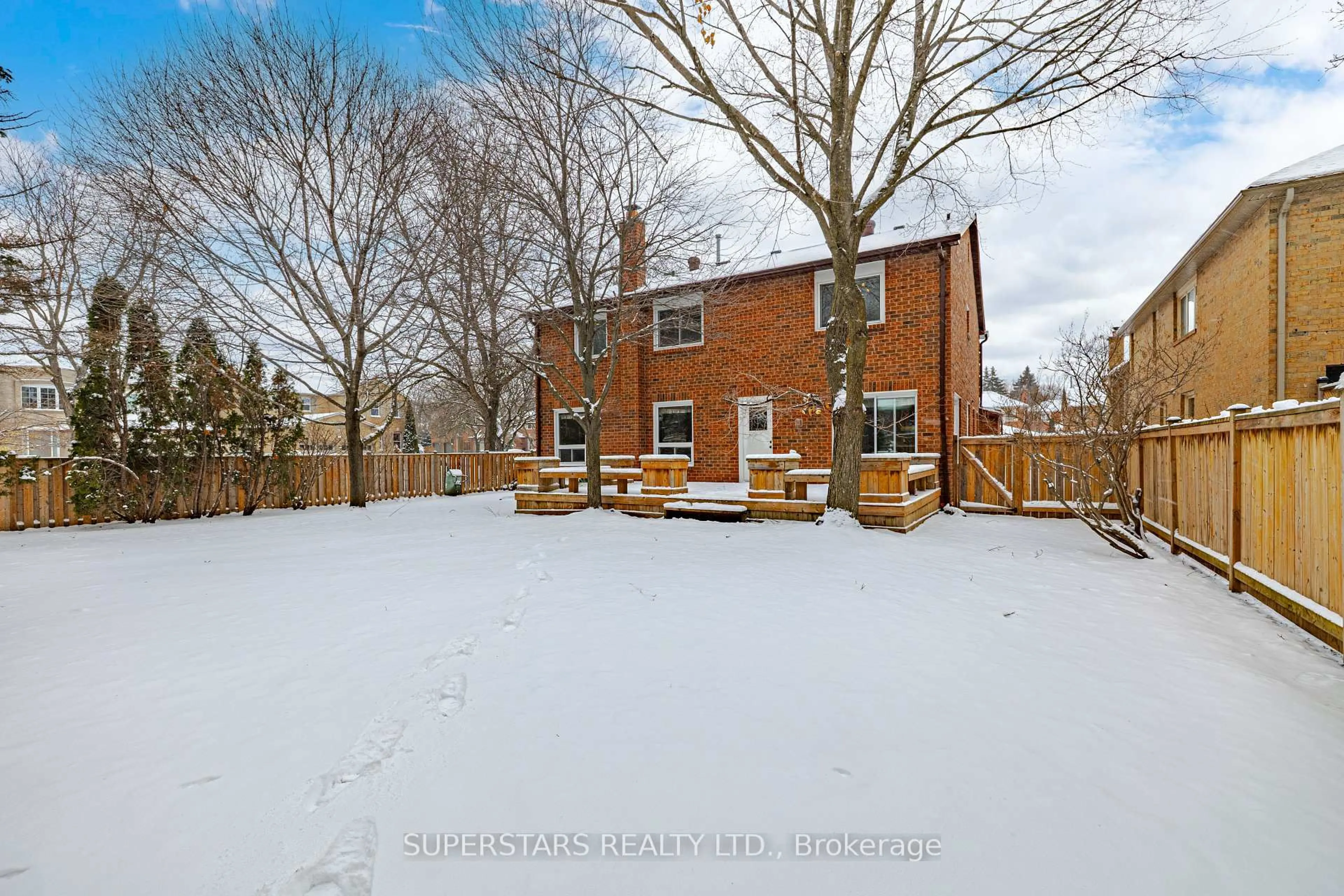 A pic from outside/outdoor area/front of a property/back of a property/a pic from drone, street for 12 Aitken Circ, Markham Ontario L3R 7K8