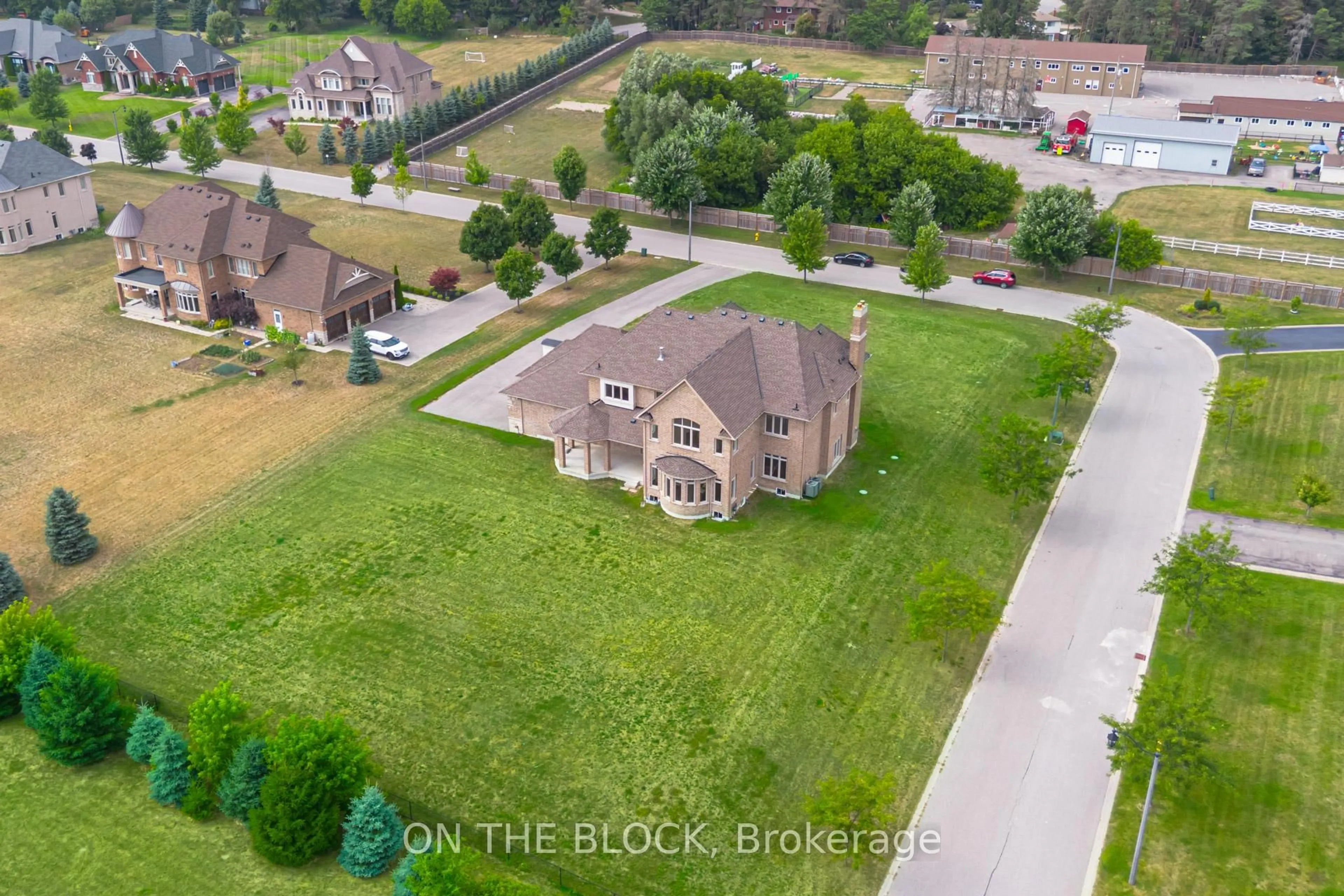 A pic from outside/outdoor area/front of a property/back of a property/a pic from drone, street for 24 Whitewood Dr, Whitchurch-Stouffville Ontario L4A 1R9