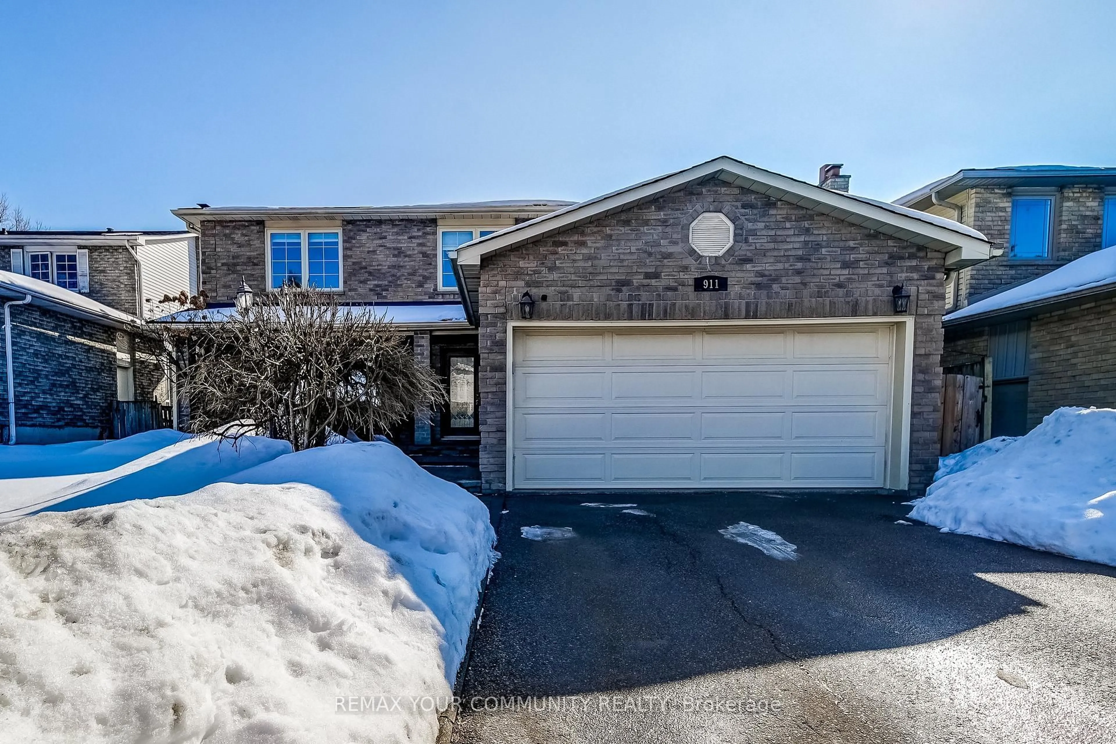 A pic from outside/outdoor area/front of a property/back of a property/a pic from drone, street for 911 Ferndale Cres, Newmarket Ontario L3Y 6B6