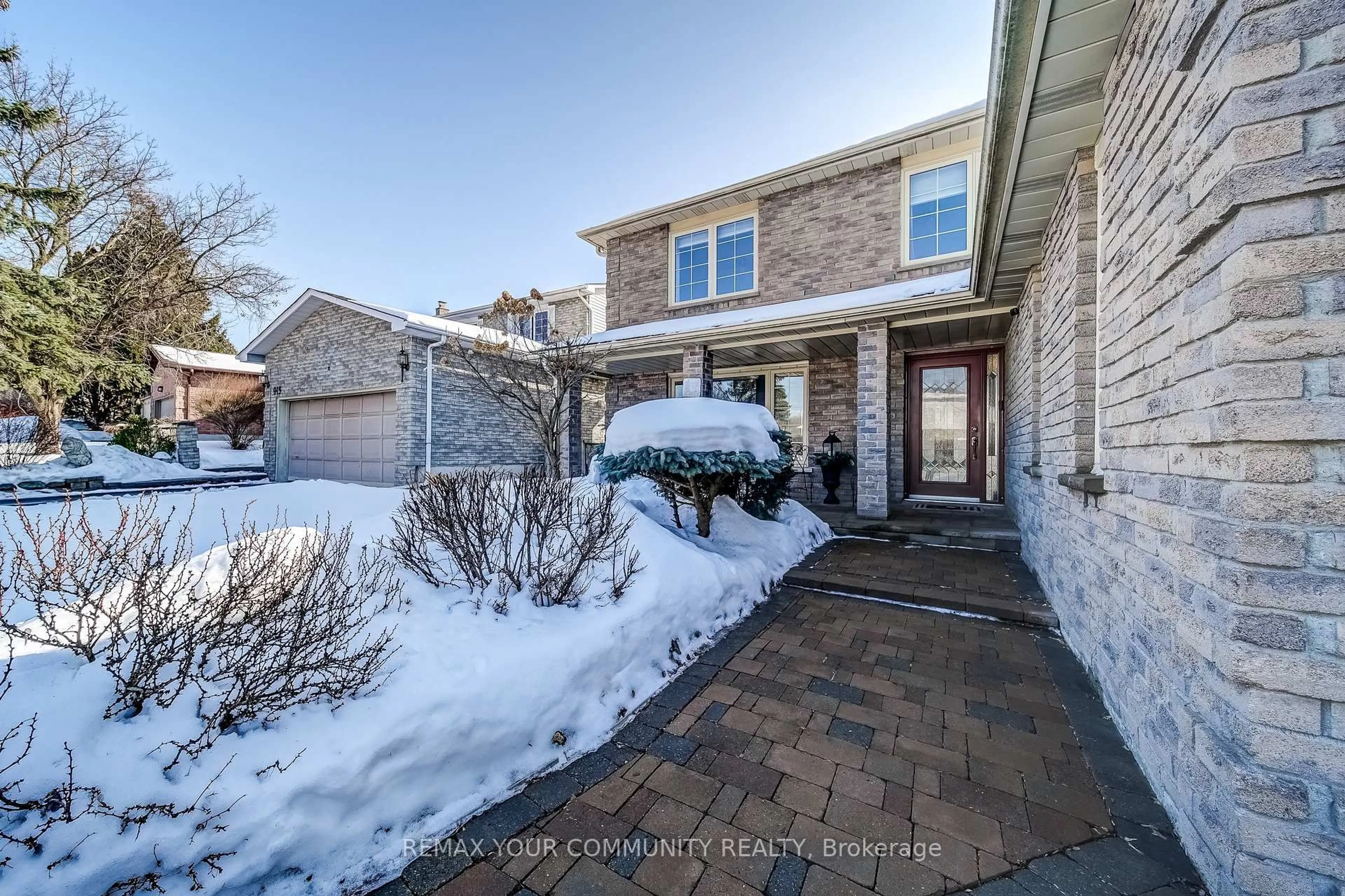 Home with brick exterior material, street for 911 Ferndale Cres, Newmarket Ontario L3Y 6B6