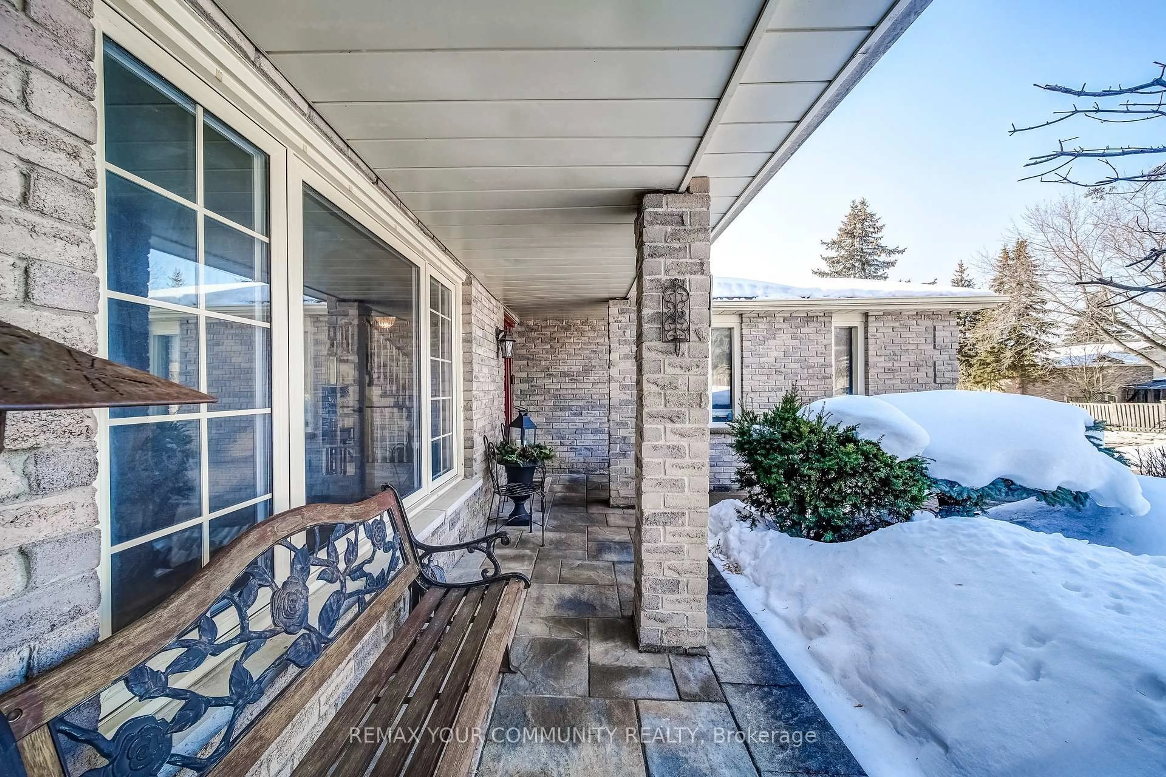 Patio, street for 911 Ferndale Cres, Newmarket Ontario L3Y 6B6