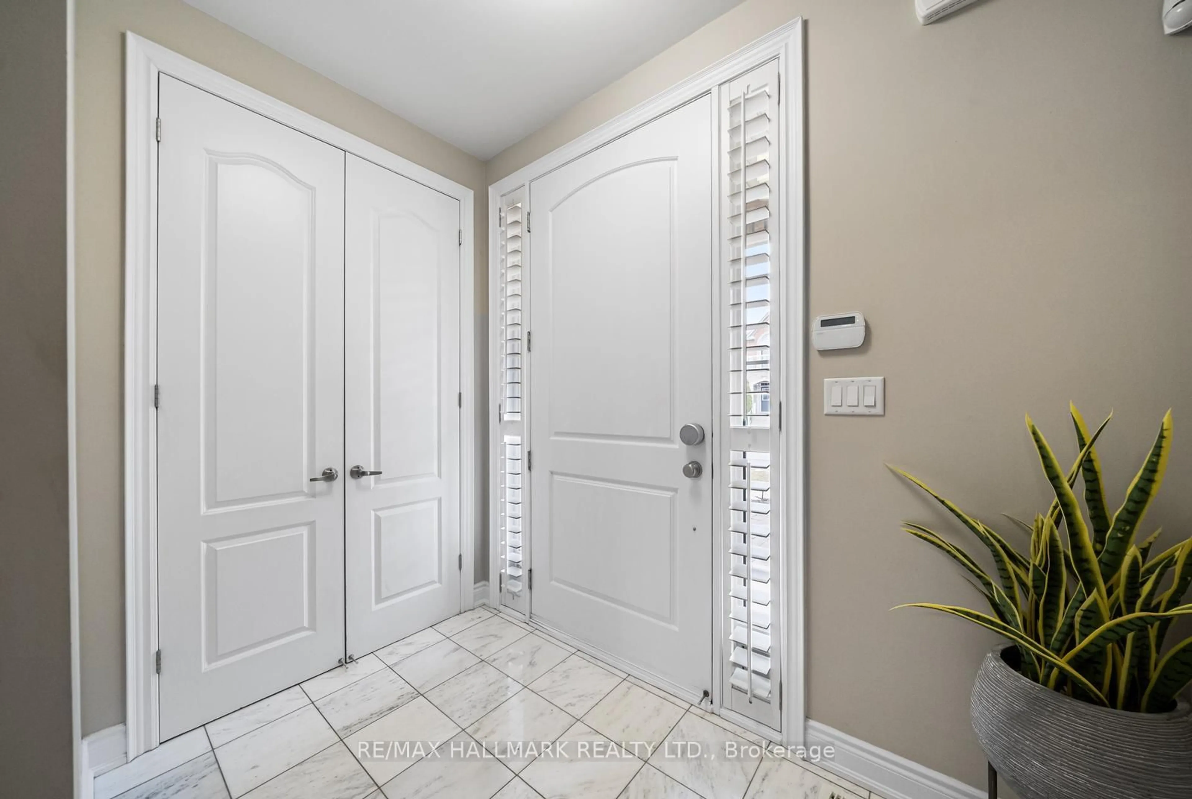 Indoor entryway for 317 Oberfrick Ave, Vaughan Ontario L6A 0R5
