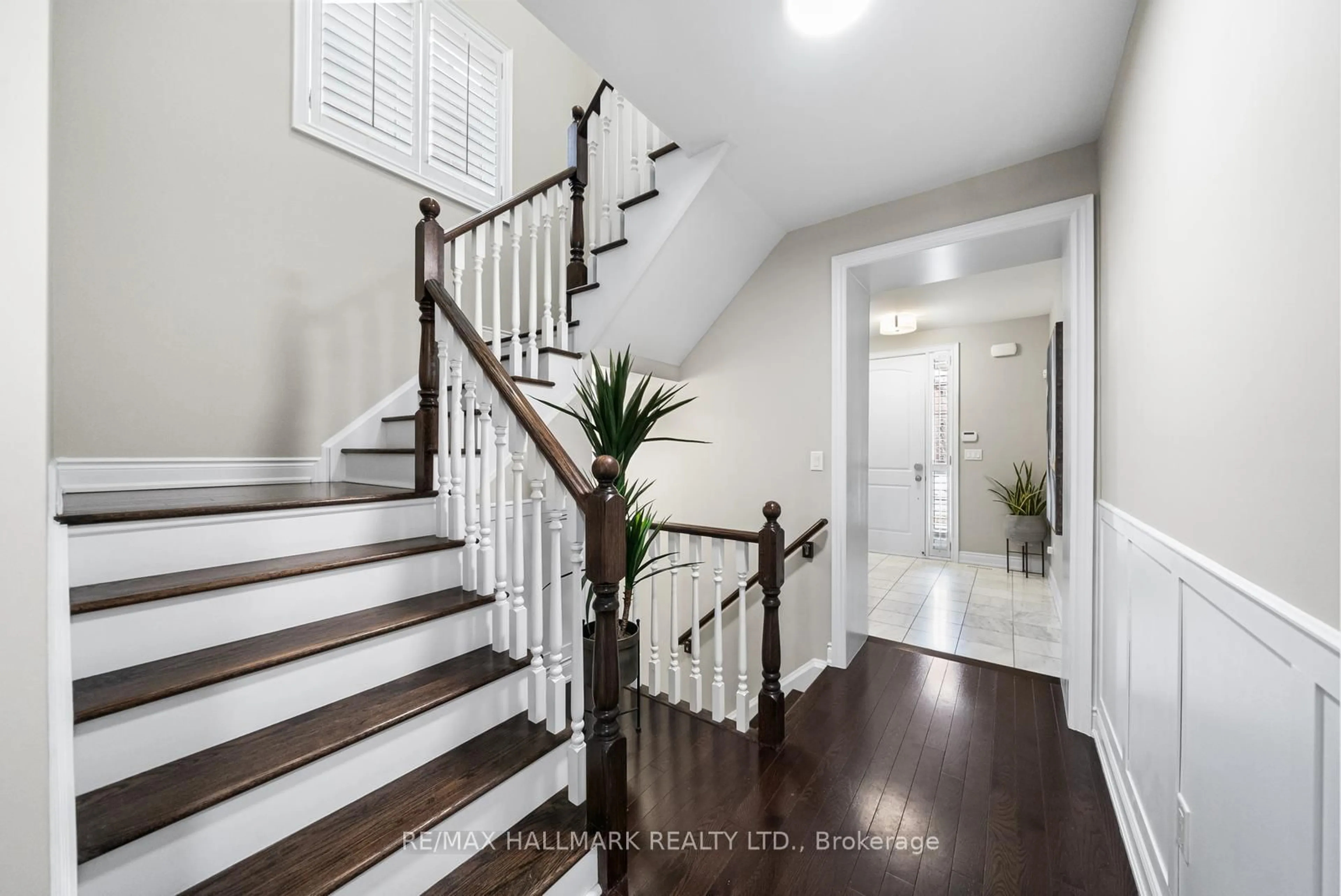 Indoor entryway for 317 Oberfrick Ave, Vaughan Ontario L6A 0R5