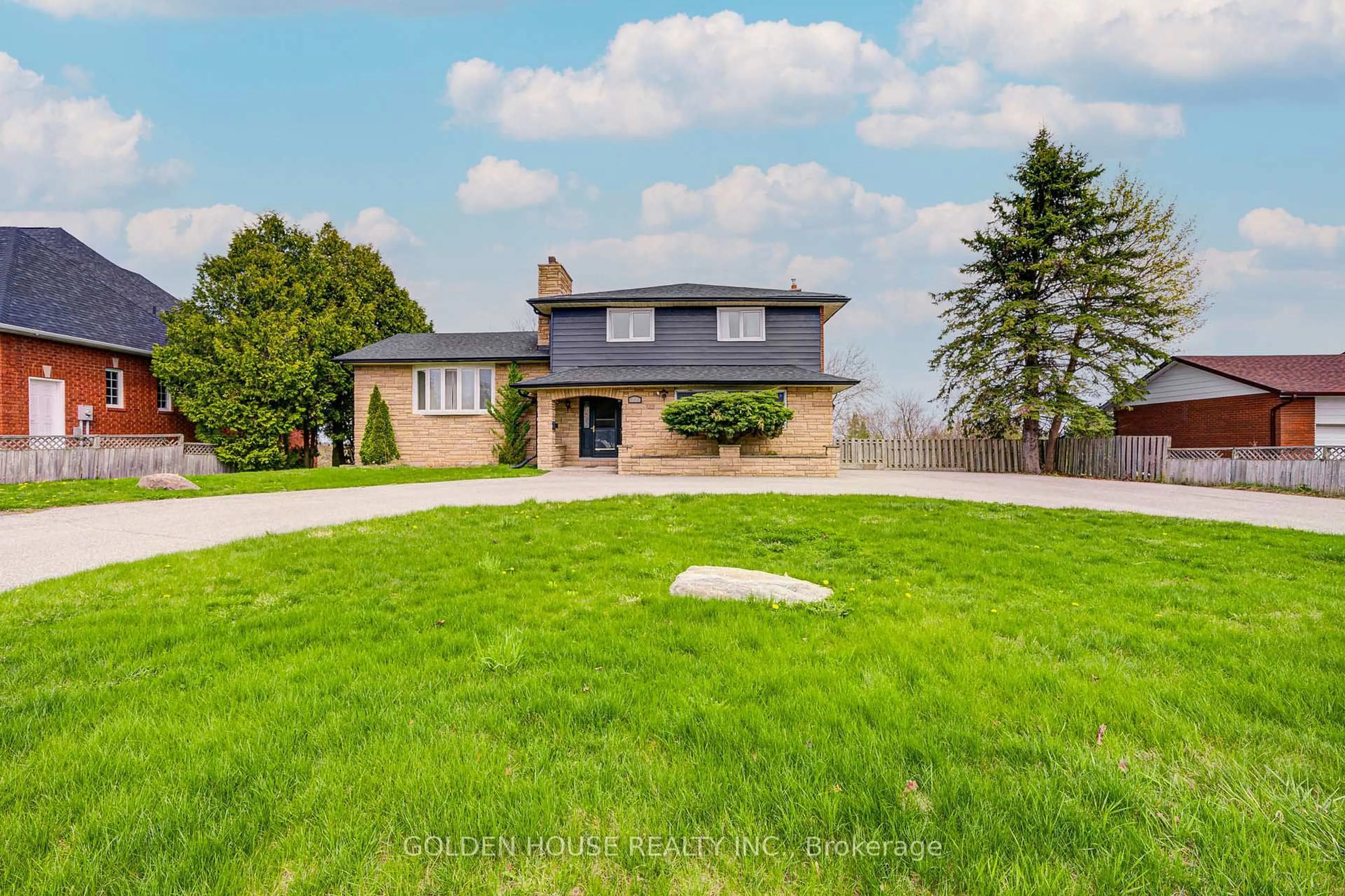 A pic from outside/outdoor area/front of a property/back of a property/a pic from drone, unknown for 53 West Park Hts, Georgina Ontario L4P 3T9