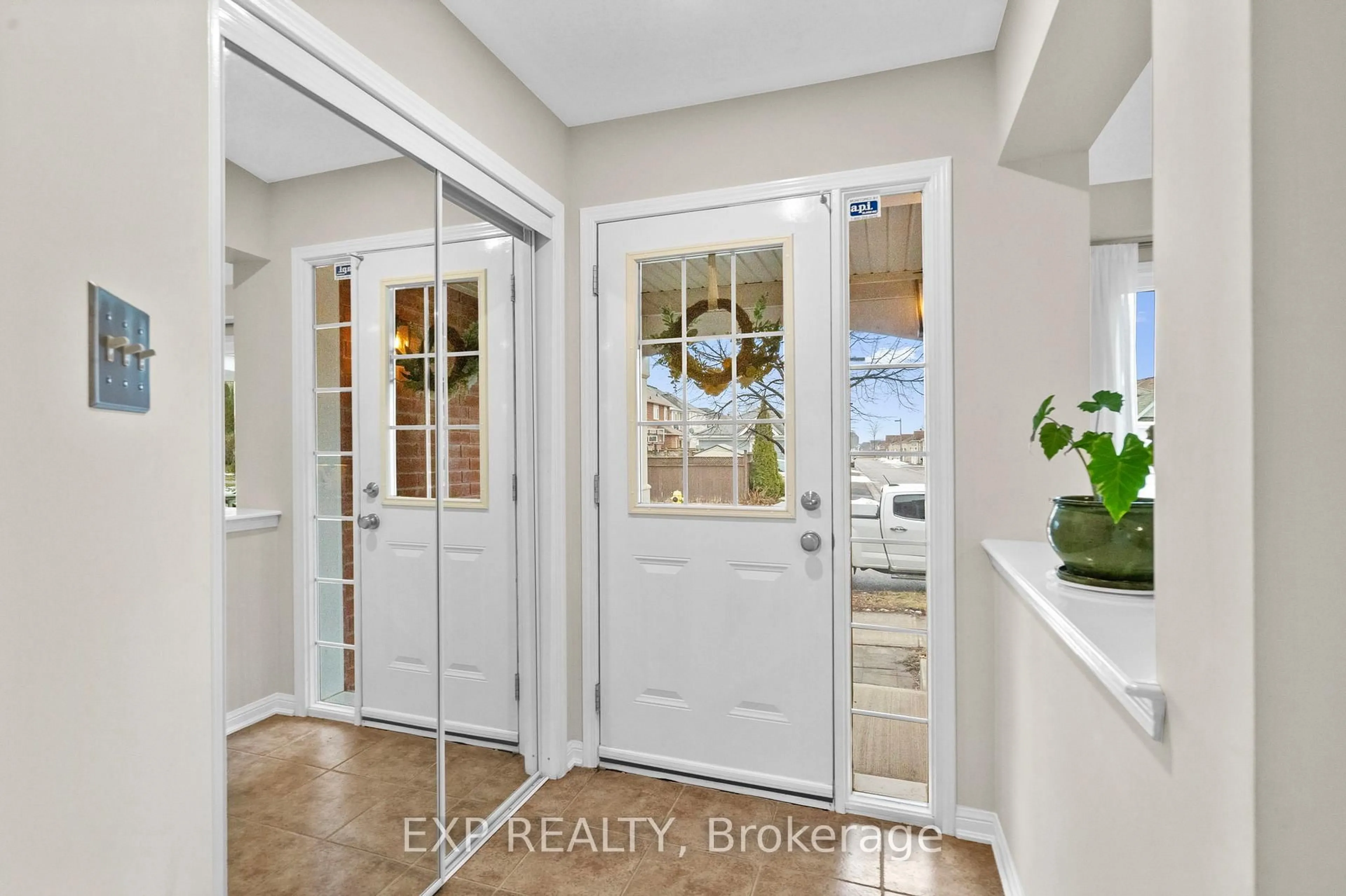Indoor entryway for 50 Murray Wilson Dr, Markham Ontario L6B 0R2