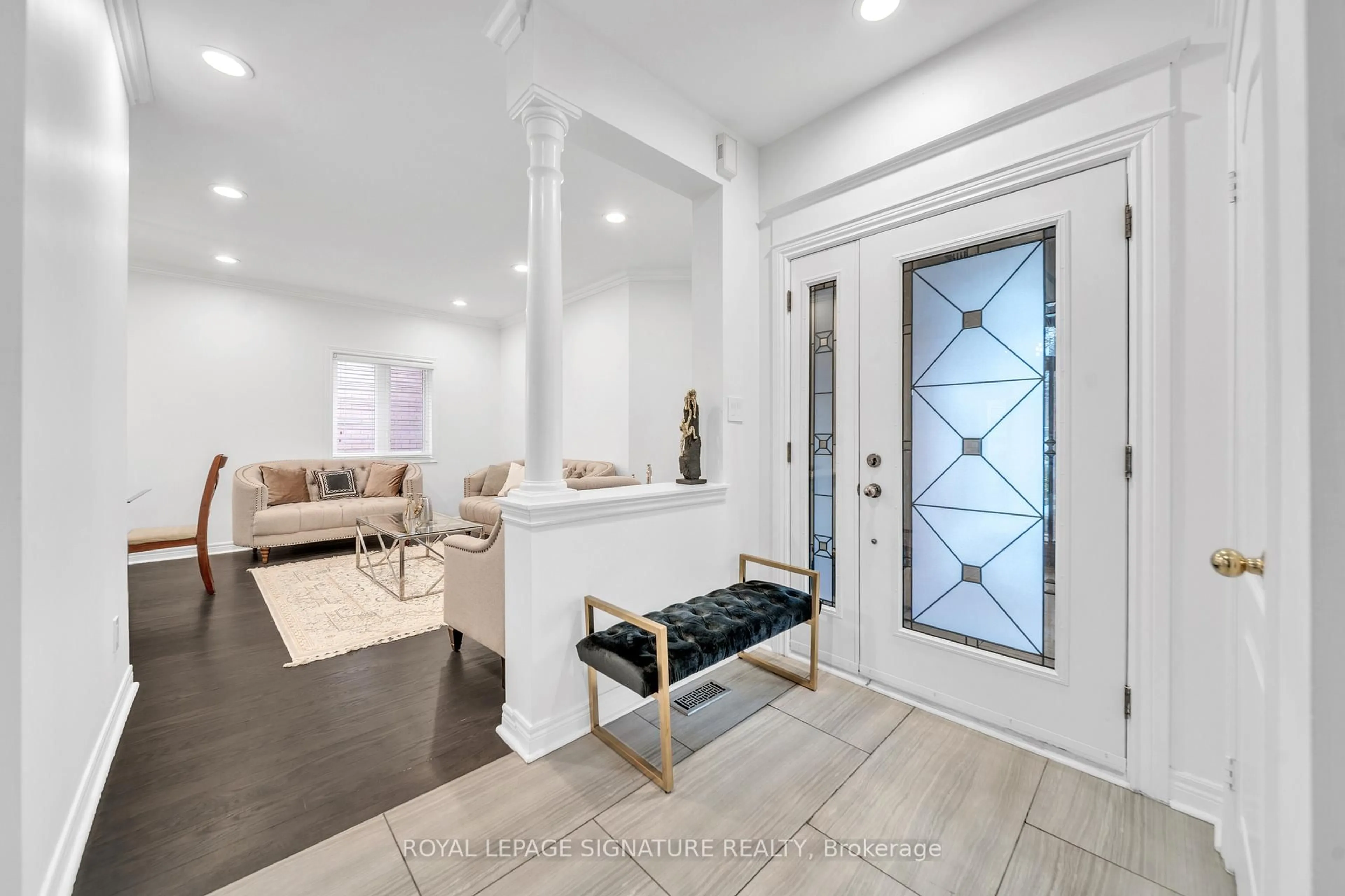 Indoor entryway for 406 Hewitt Circ, Newmarket Ontario L3X 2L8