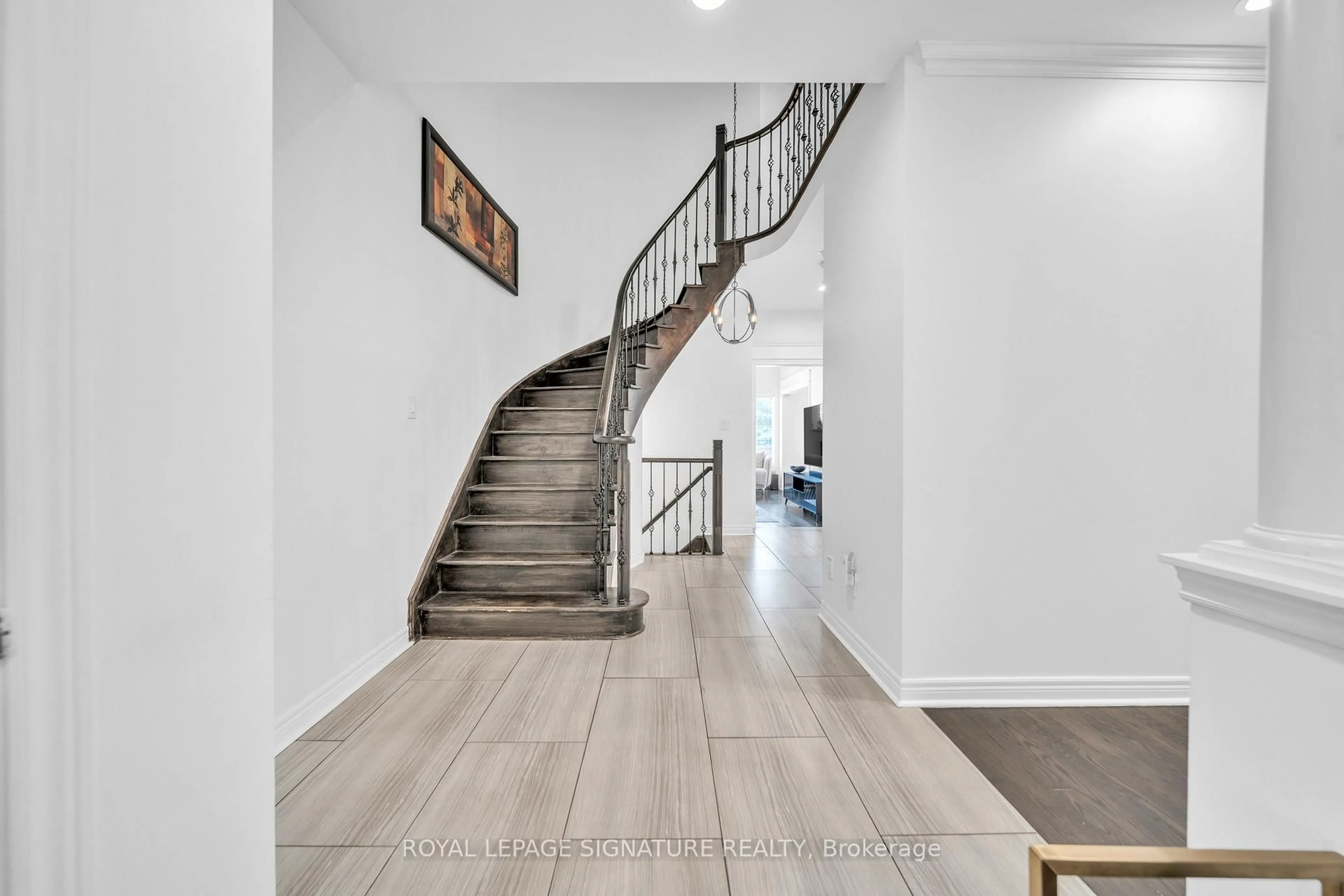 Stairs for 406 Hewitt Circ, Newmarket Ontario L3X 2L8