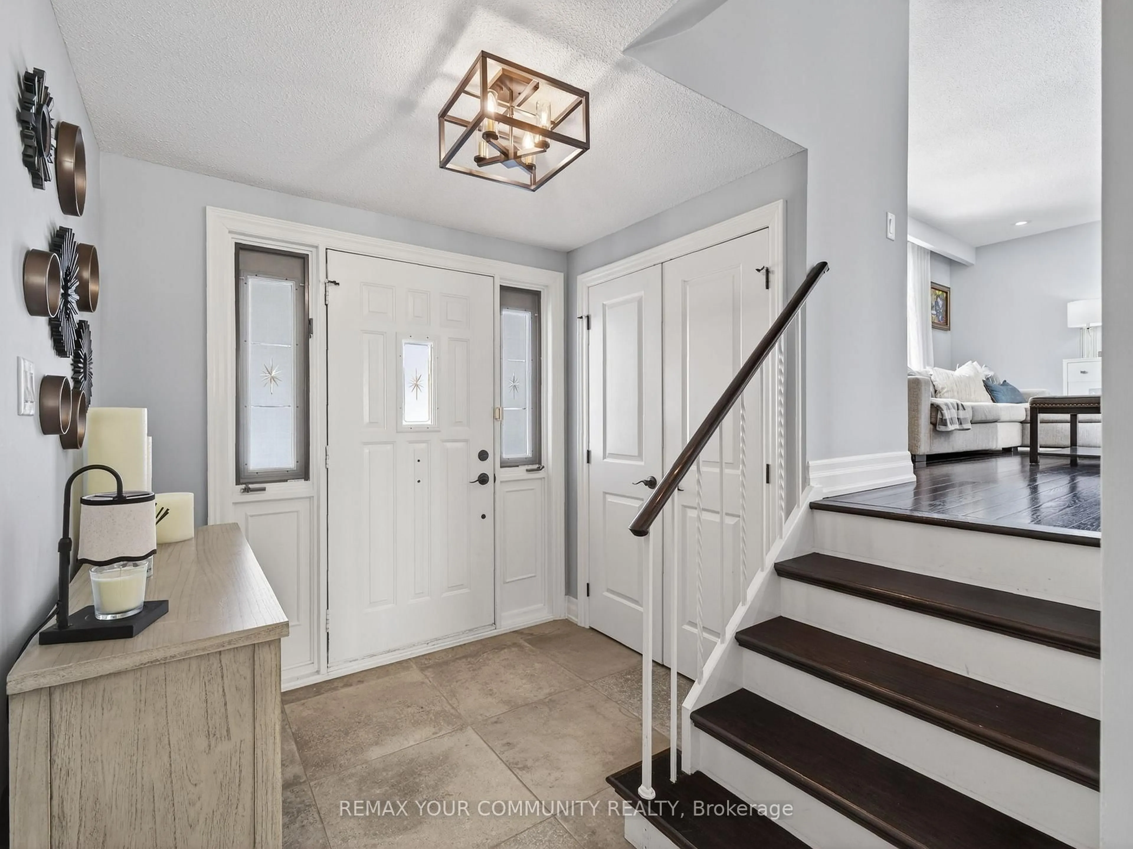 Indoor entryway for 107 Orchard Heights, Aurora Ontario L4G 2Z8