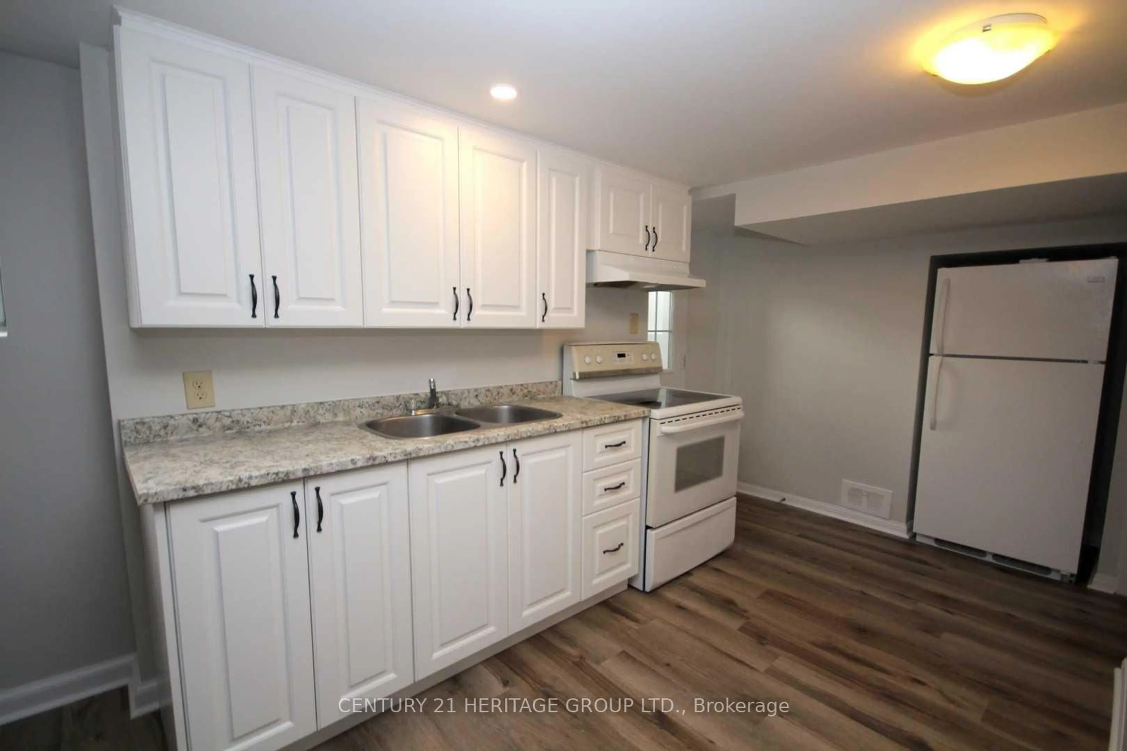 Standard kitchen, unknown for 112 Toronto St, Bradford West Gwillimbury Ontario L3Z 1N9