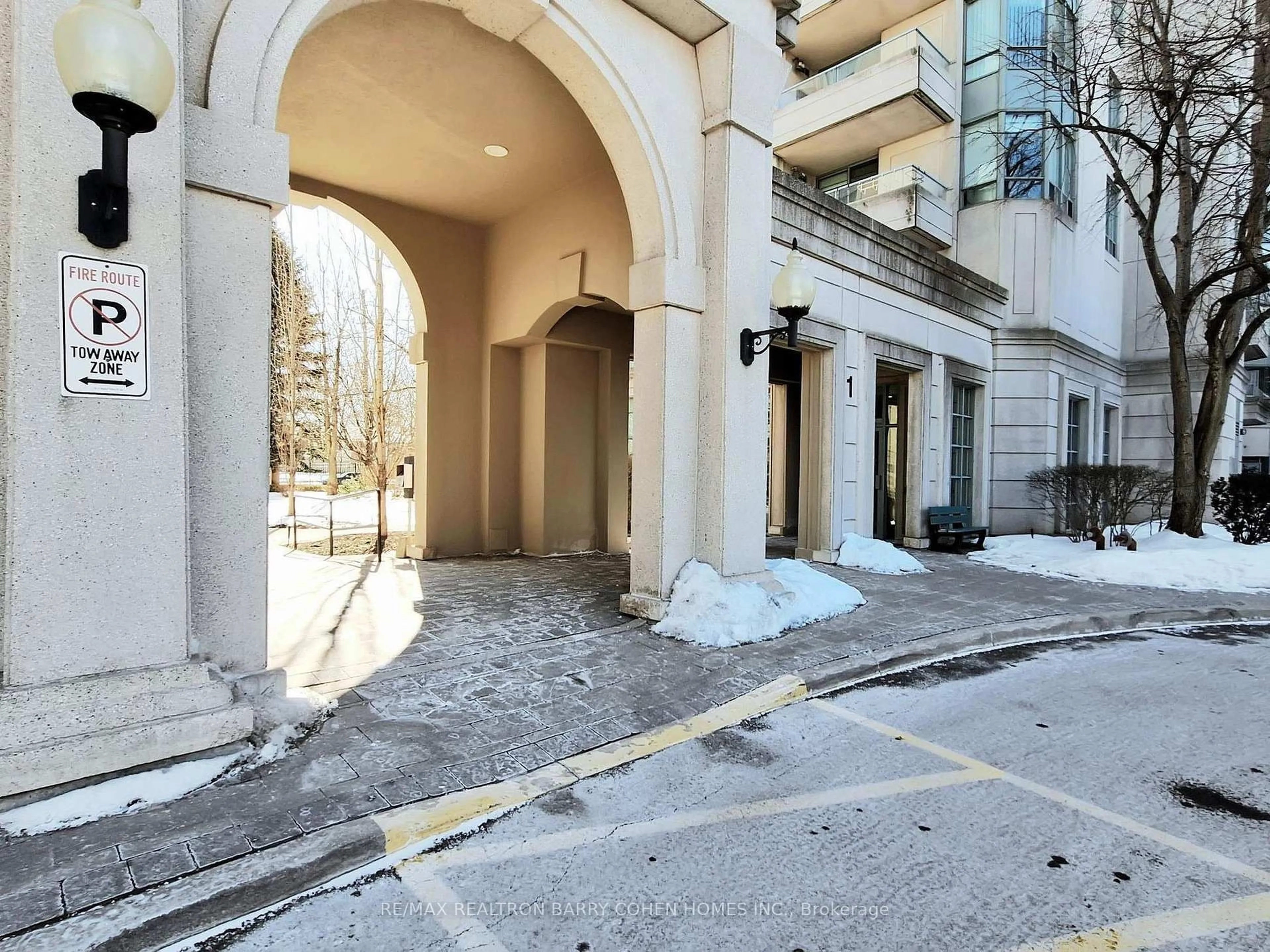 Indoor foyer for 1 Emerald Lane #PH104, Vaughan Ontario L4J 8N2