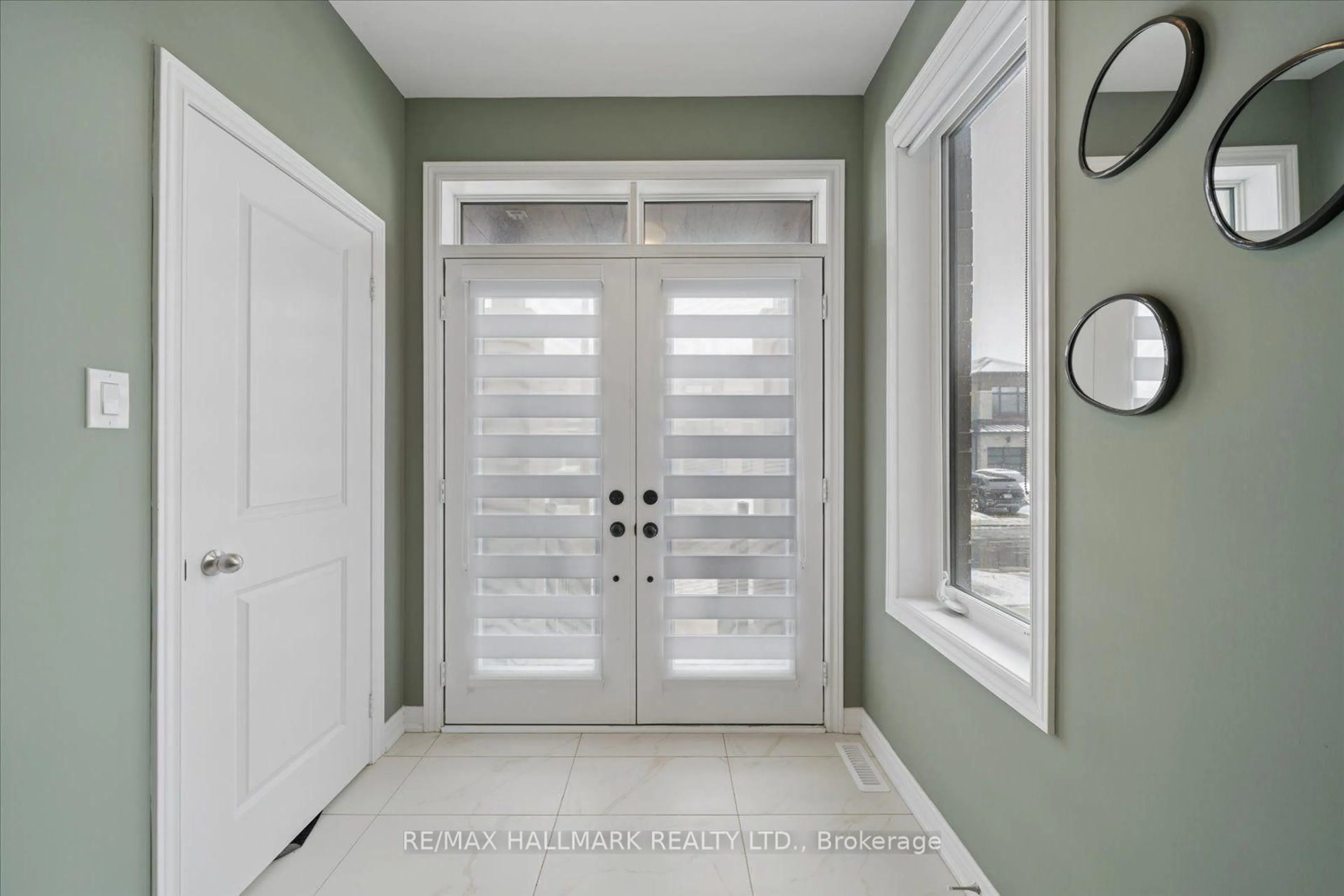 Indoor entryway for 28 Sambro Lane, Whitchurch-Stouffville Ontario L4A 0S1