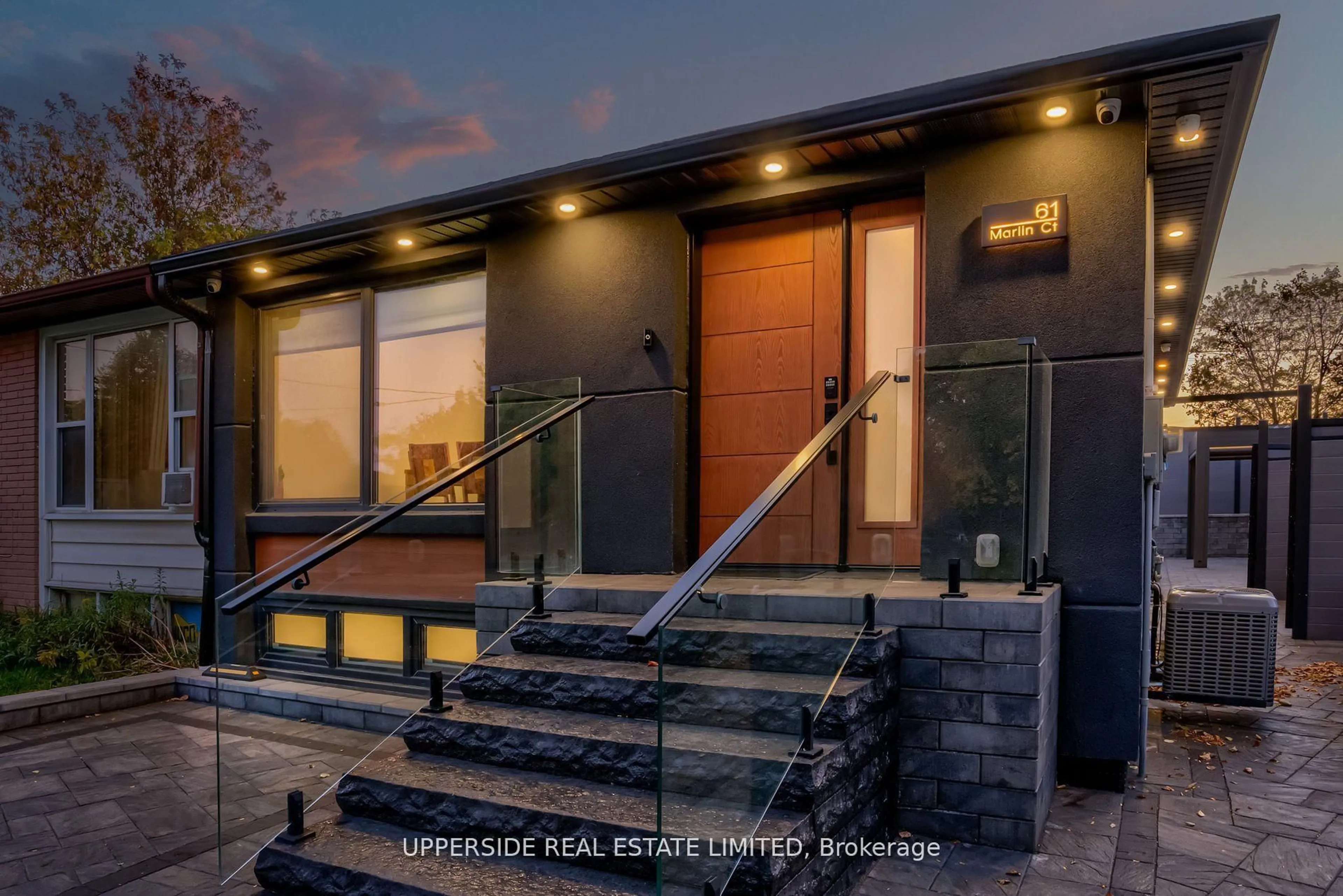 Home with brick exterior material, street for 61 Marlin Crt, Newmarket Ontario L3Y 2W7