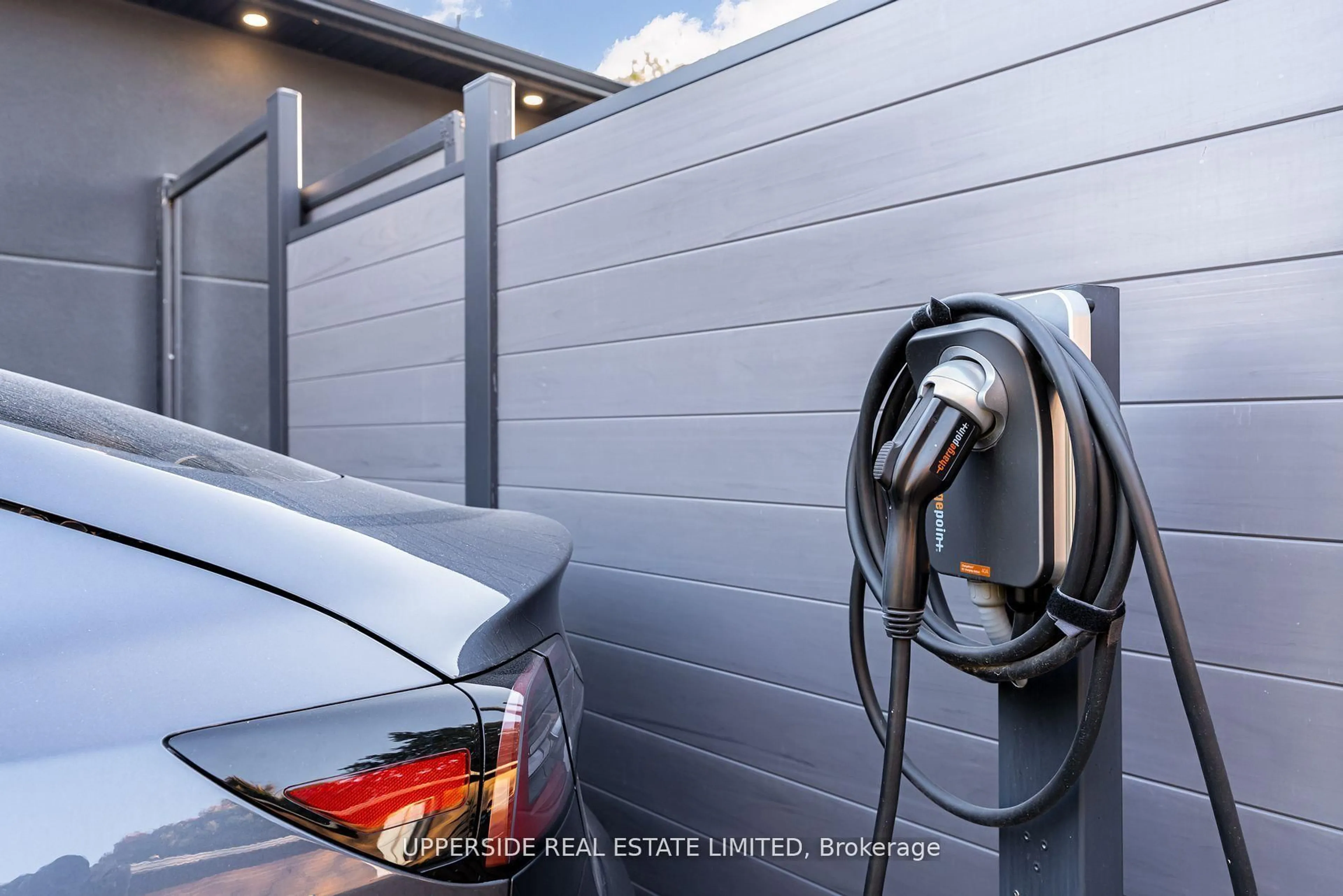 Indoor garage for 61 Marlin Crt, Newmarket Ontario L3Y 2W7