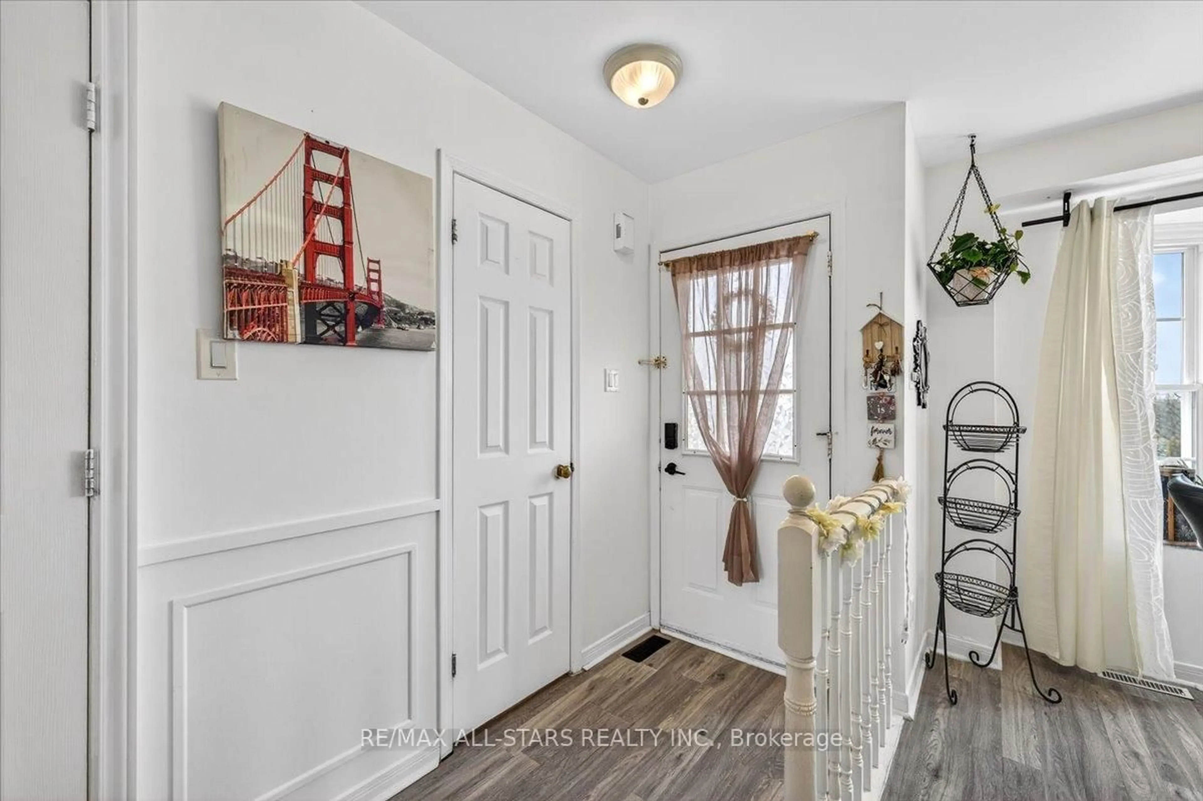 Indoor entryway for 119 Spring Rd #3, Georgina Ontario L4P 2K4