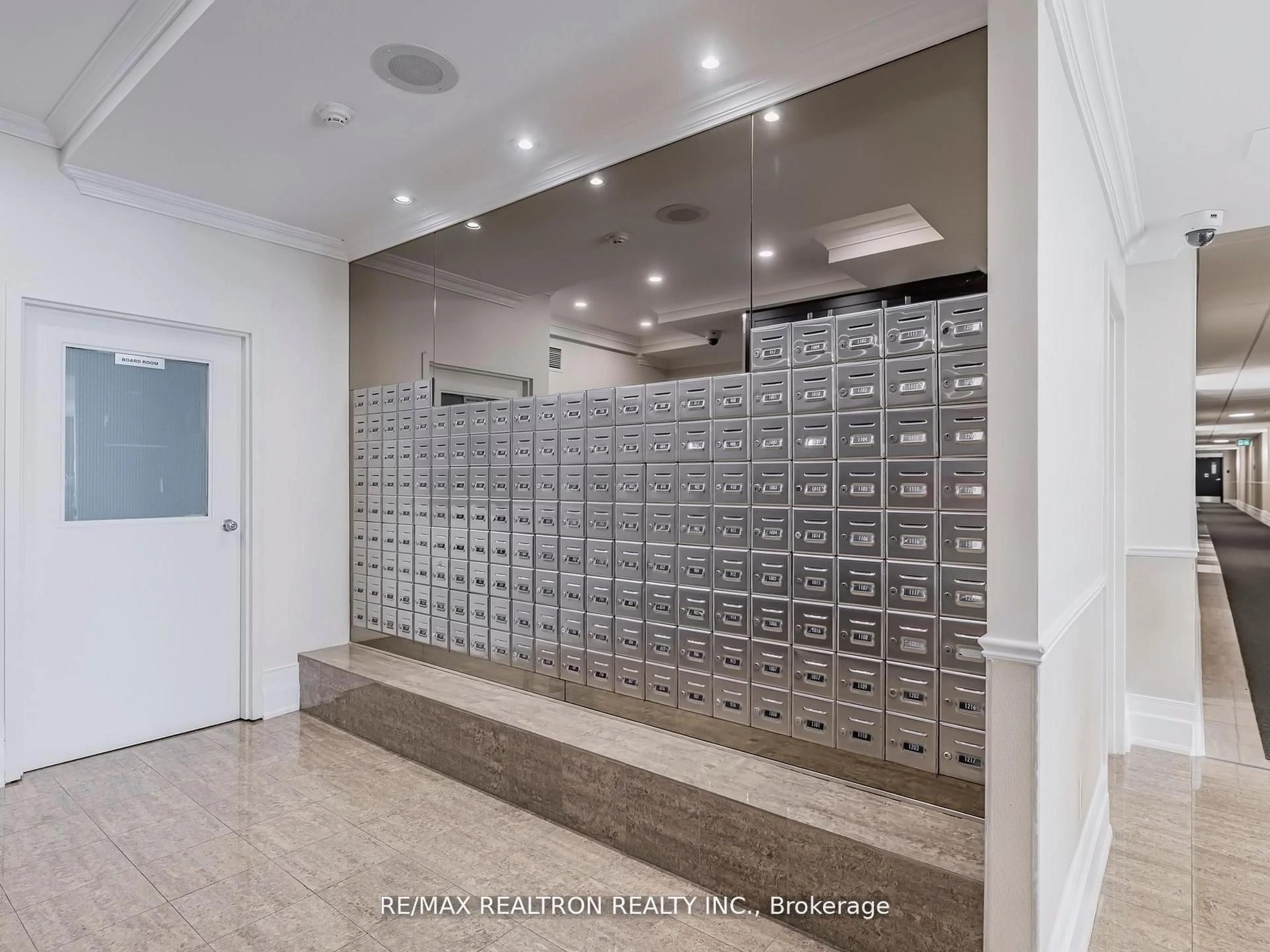 Indoor foyer for 40 Harding Blvd #703, Richmond Hill Ontario L4C 9S5