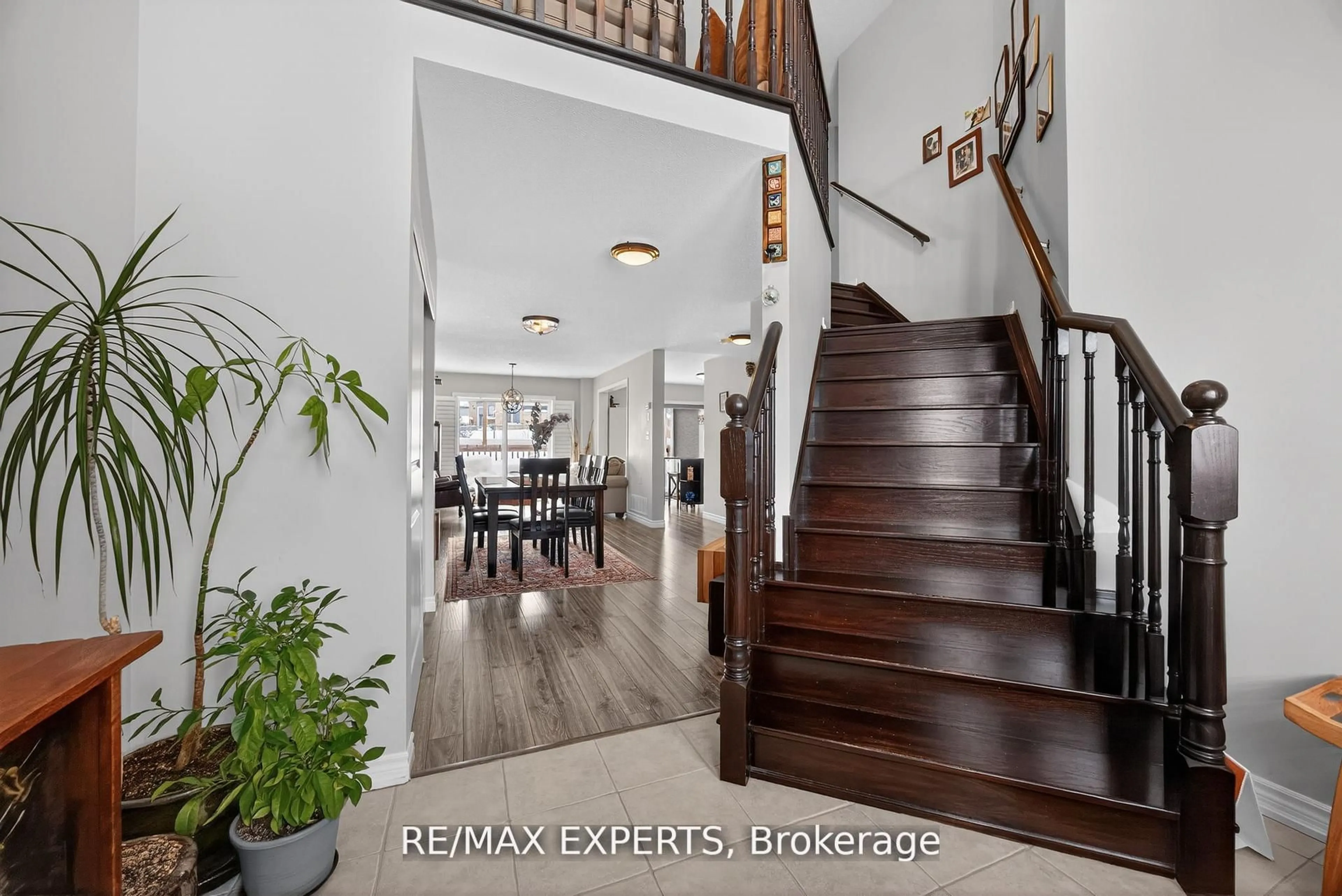 Indoor entryway for 2166 Nevils St, Innisfil Ontario L9S 0C9