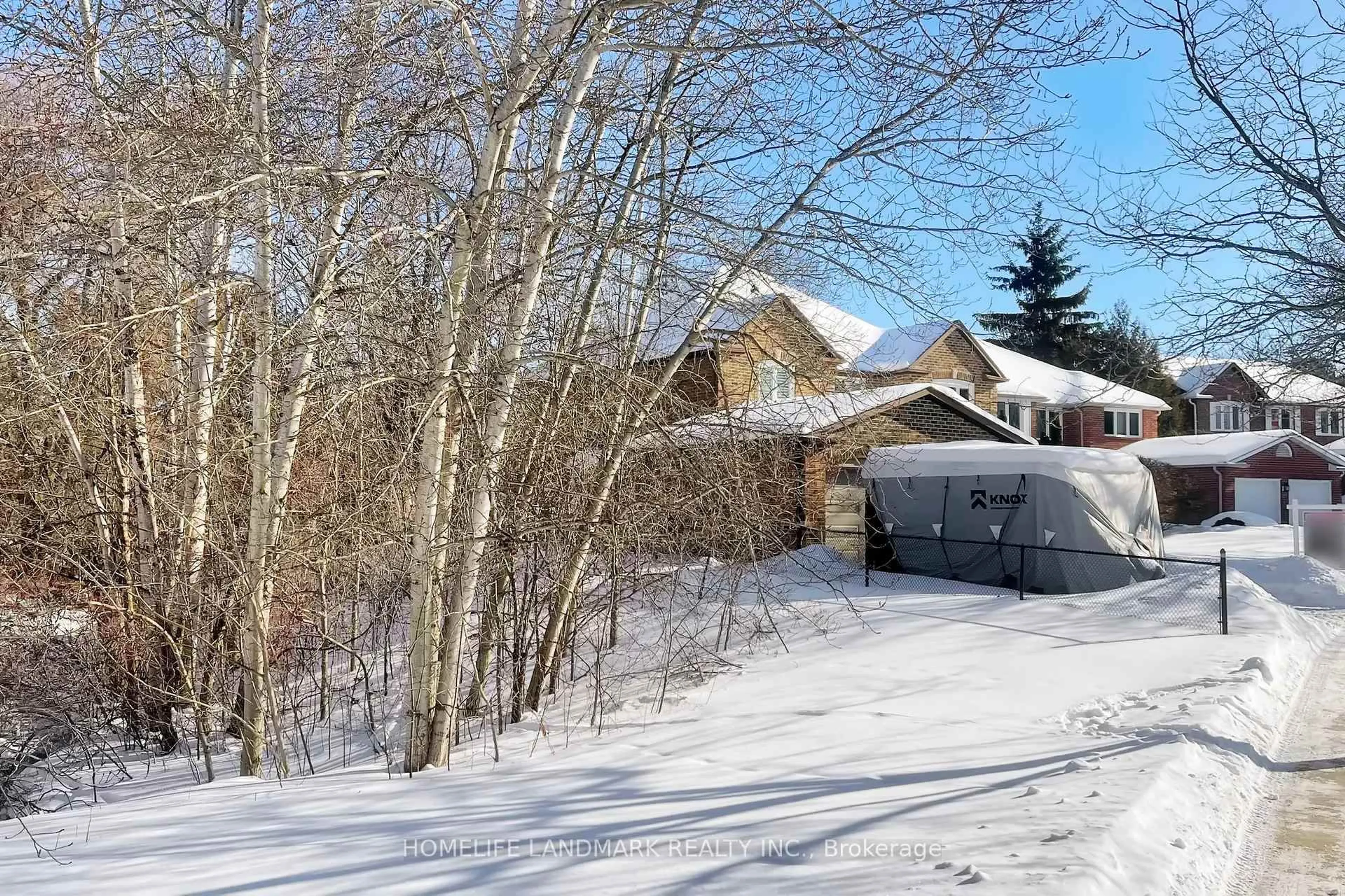 A pic from outside/outdoor area/front of a property/back of a property/a pic from drone, mountain view for 16 Willis Dr, Aurora Ontario L4G 5N8