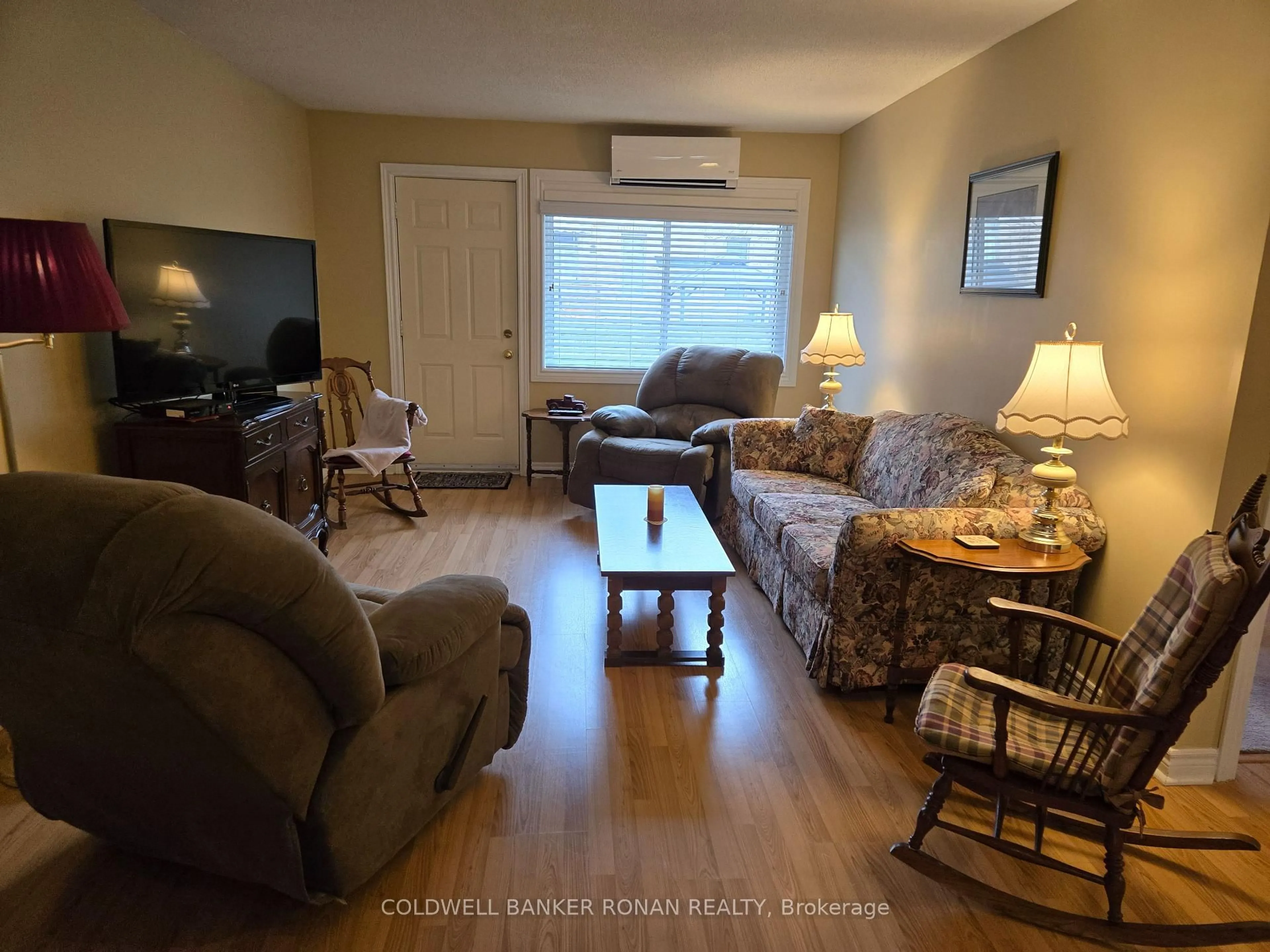 Living room with furniture, wood/laminate floor for 77 Mill St #24, New Tecumseth Ontario L0G 1W0