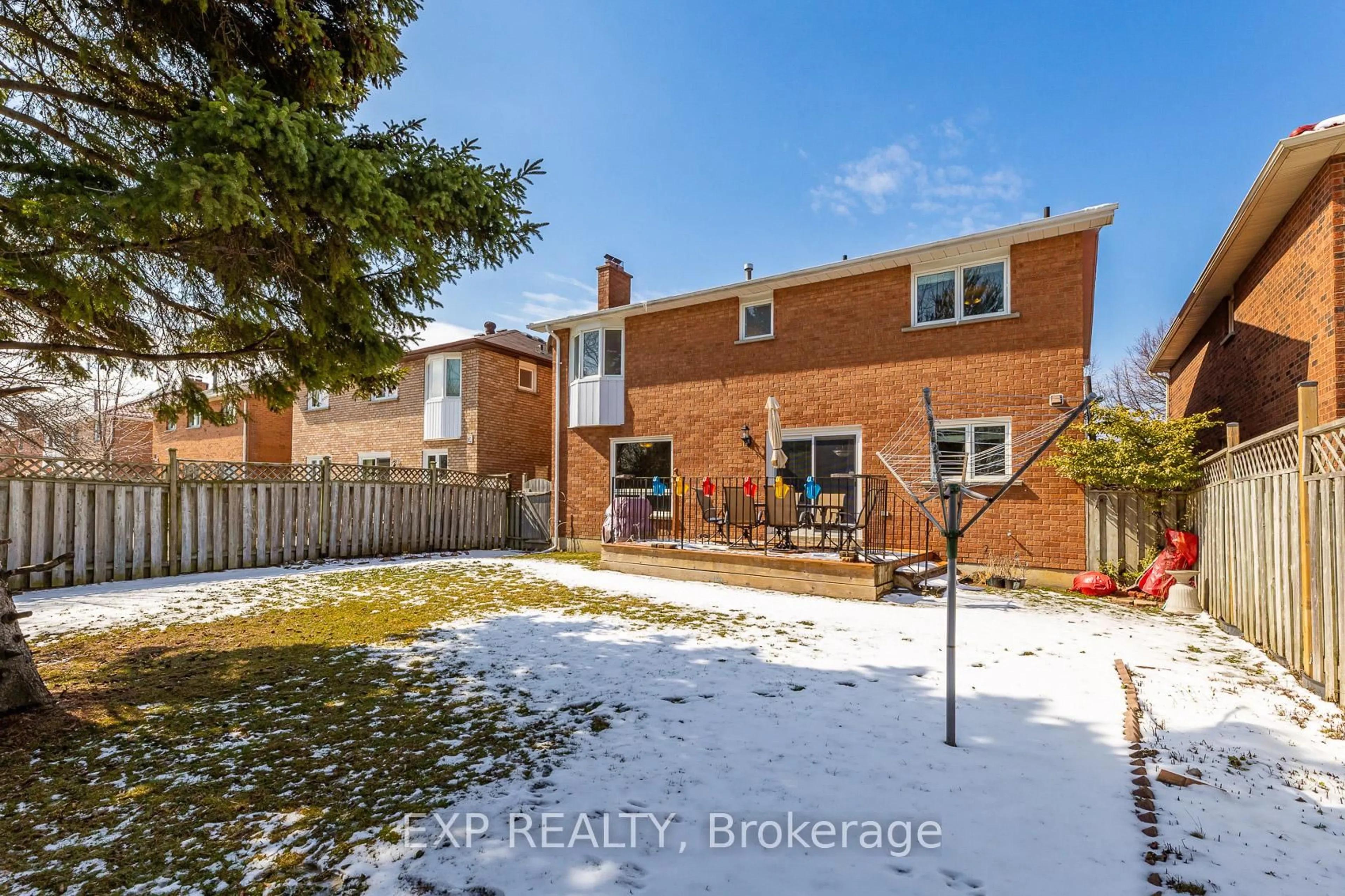 A pic from outside/outdoor area/front of a property/back of a property/a pic from drone, street for 81 Southgate Cres, Richmond Hill Ontario L4B 2E7