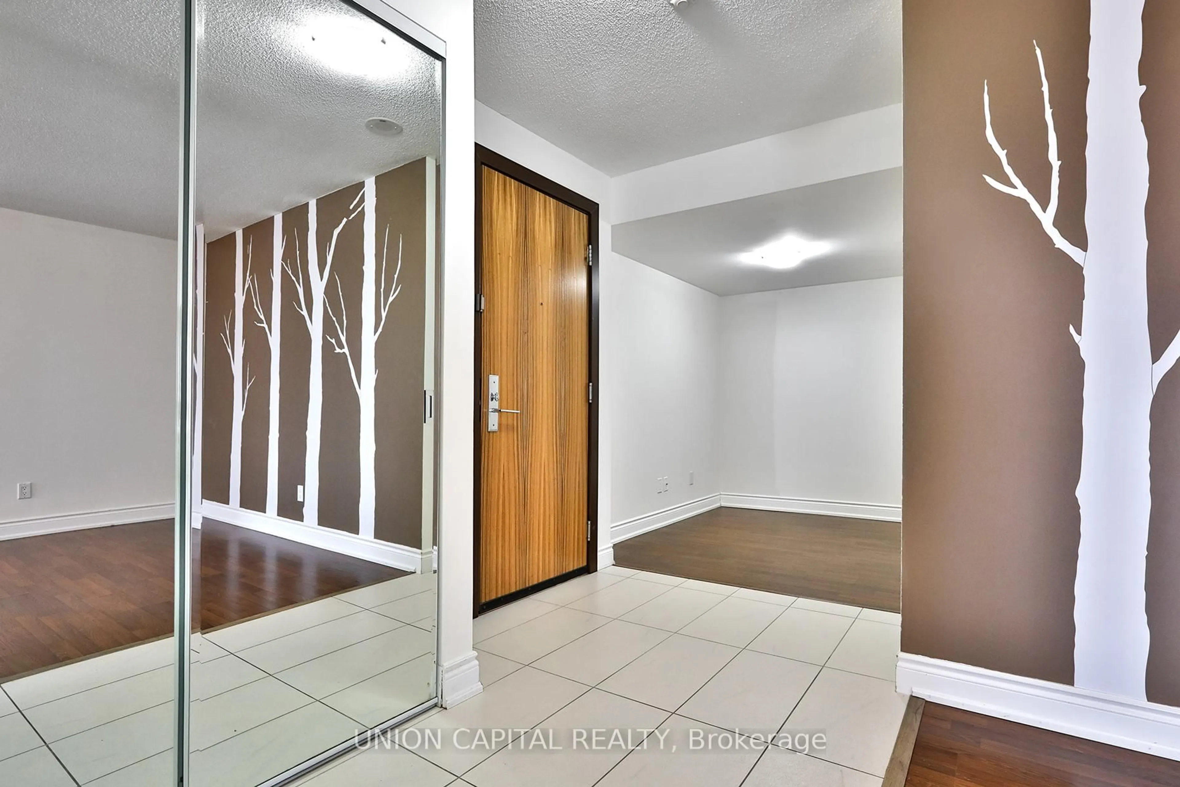Indoor entryway for 60 South Town Centre Blvd #816, Markham Ontario L3R 7Z9