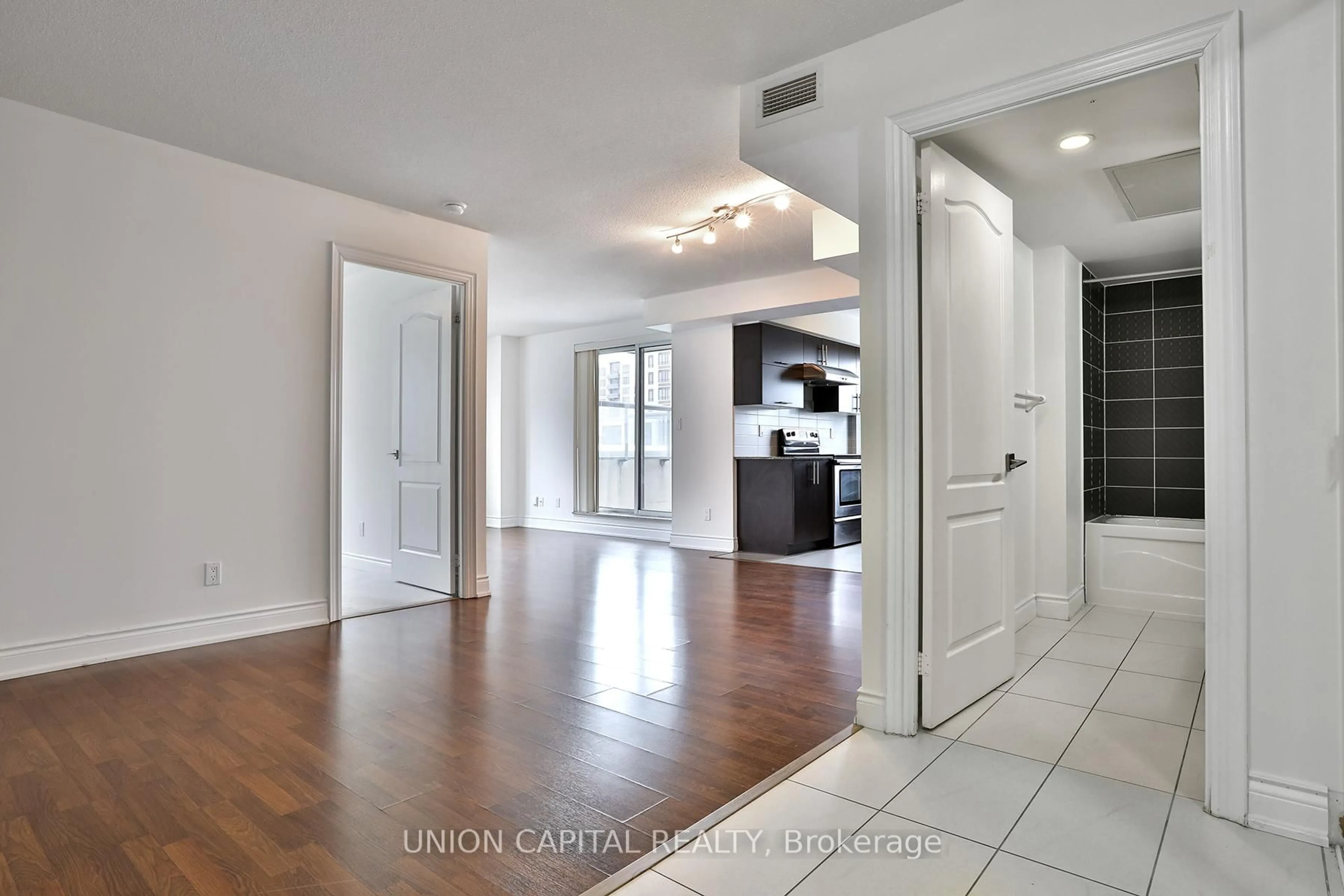 Indoor entryway for 60 South Town Centre Blvd #816, Markham Ontario L3R 7Z9