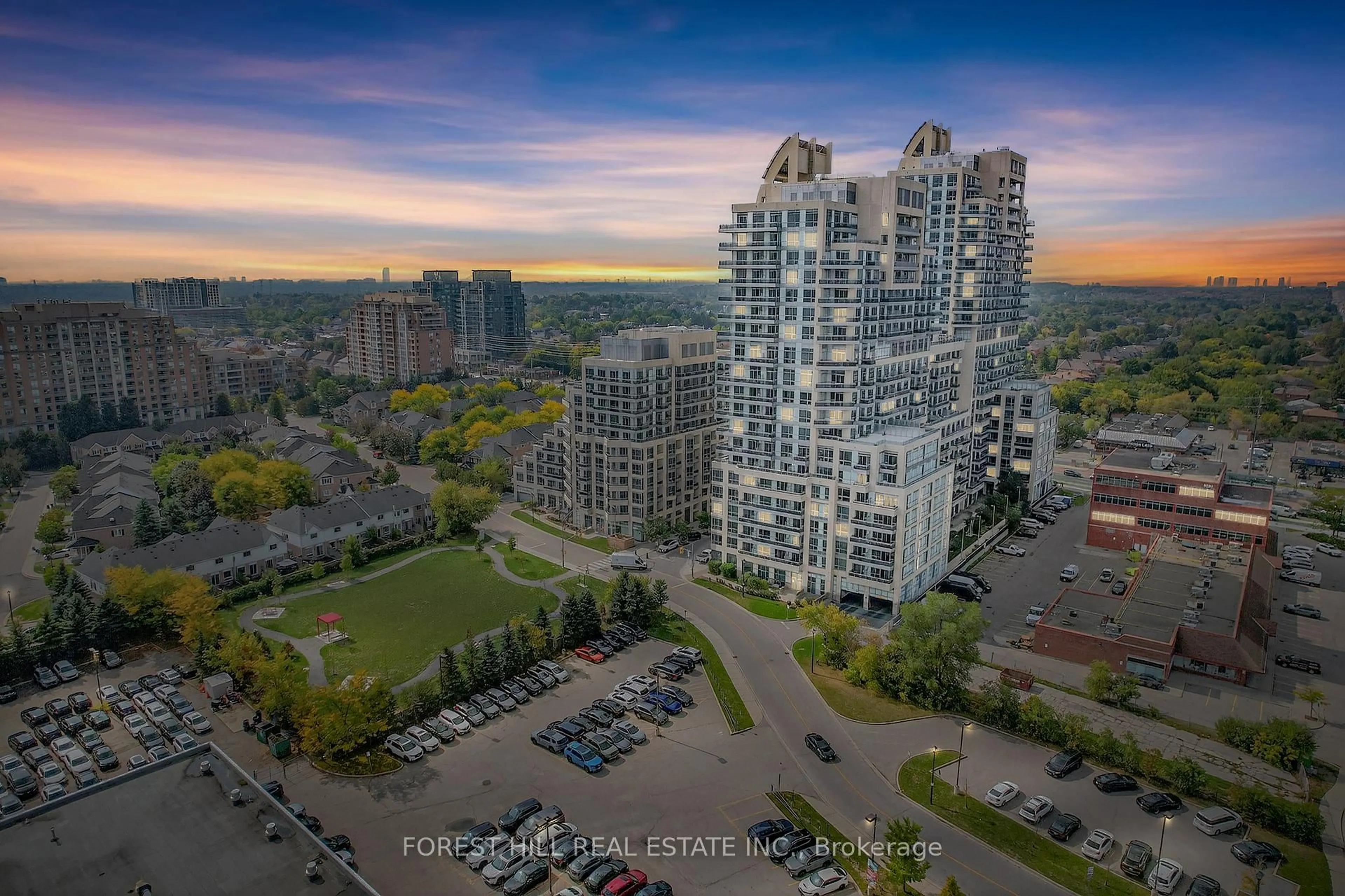 A pic from outside/outdoor area/front of a property/back of a property/a pic from drone, city buildings view from balcony for 9201 Yonge St #1501, Richmond Hill Ontario L4C 6Z2
