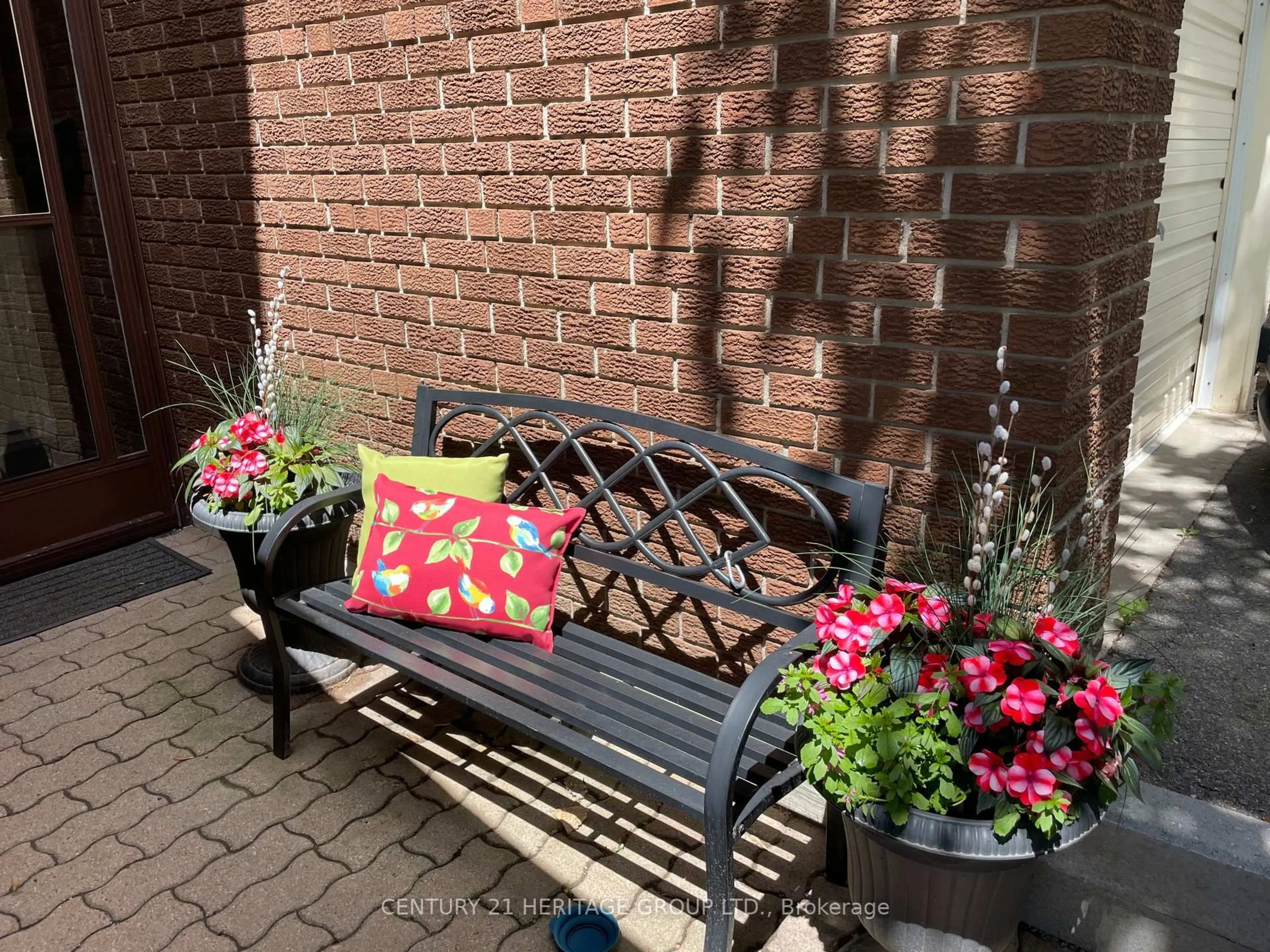 Patio, street for 8 Dunkeld Way, Markham Ontario L3T 4Y9