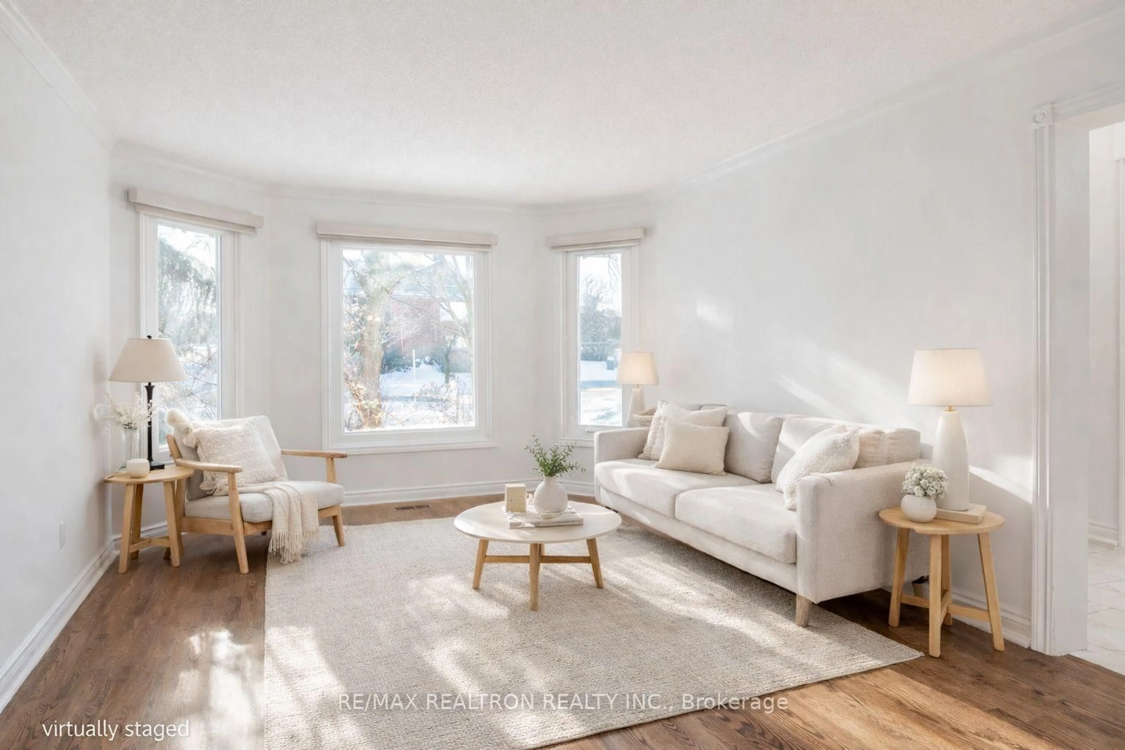 Living room with furniture, wood/laminate floor for 406 Weldrick Rd, Richmond Hill Ontario L4B 2M8