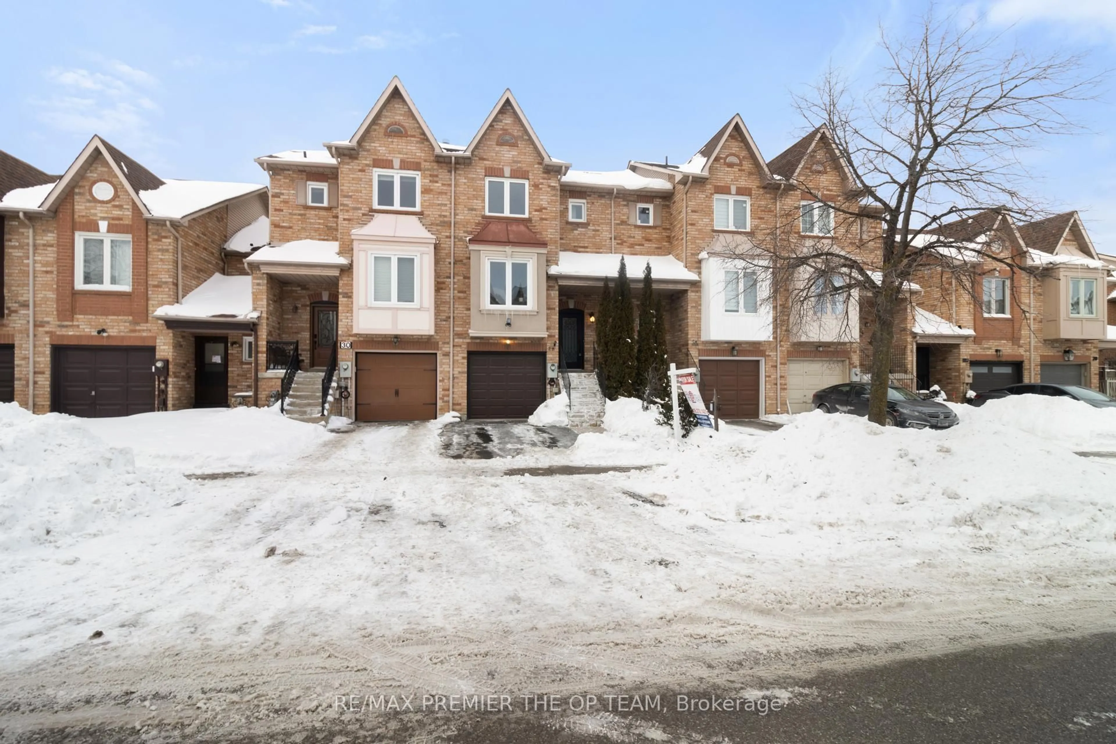 A pic from outside/outdoor area/front of a property/back of a property/a pic from drone, street for 28 Kelso Cres, Vaughan Ontario L6A 2C7