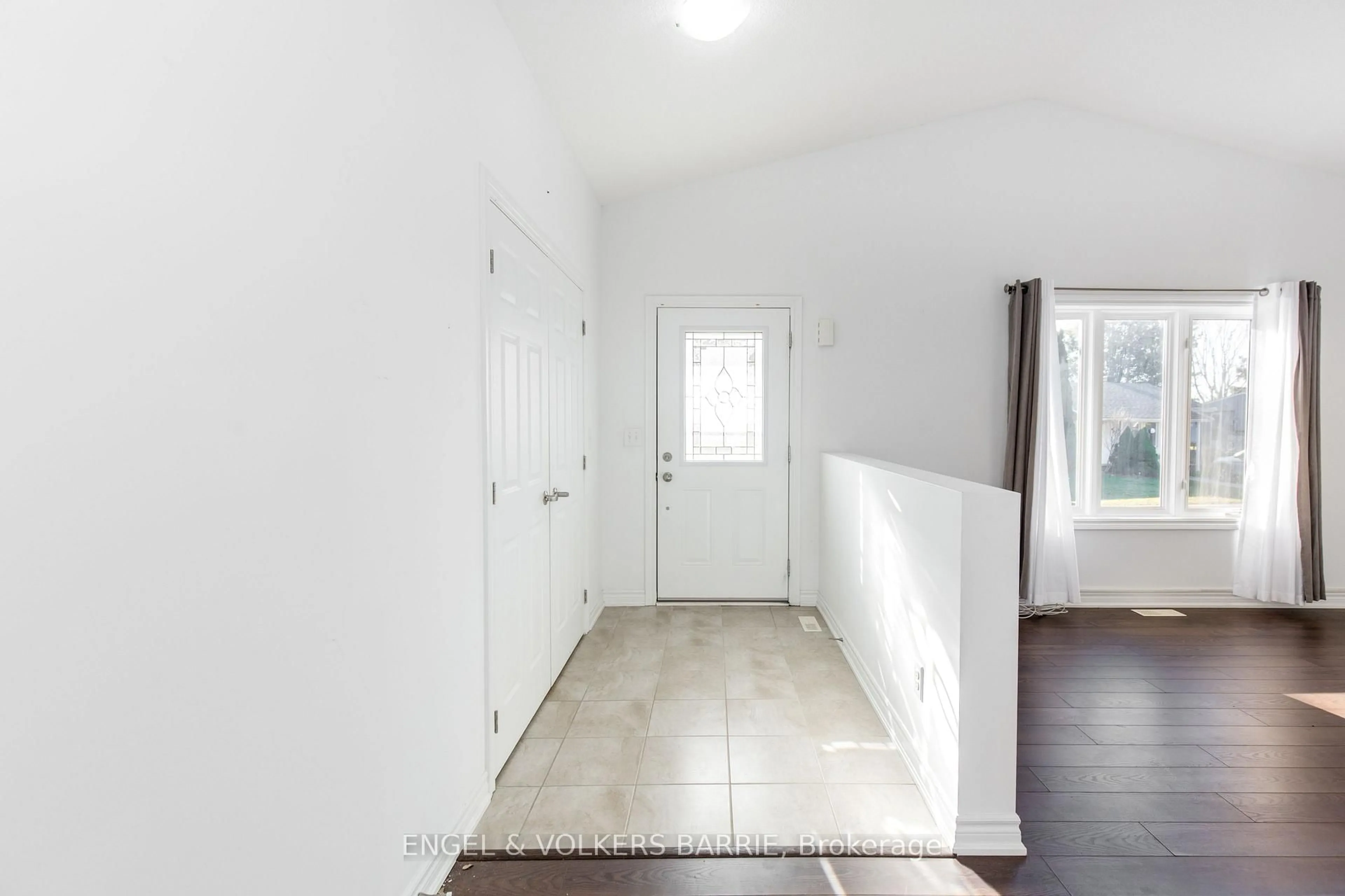 Indoor entryway for 38 Linden Lane, Innisfil Ontario L9S 1P2