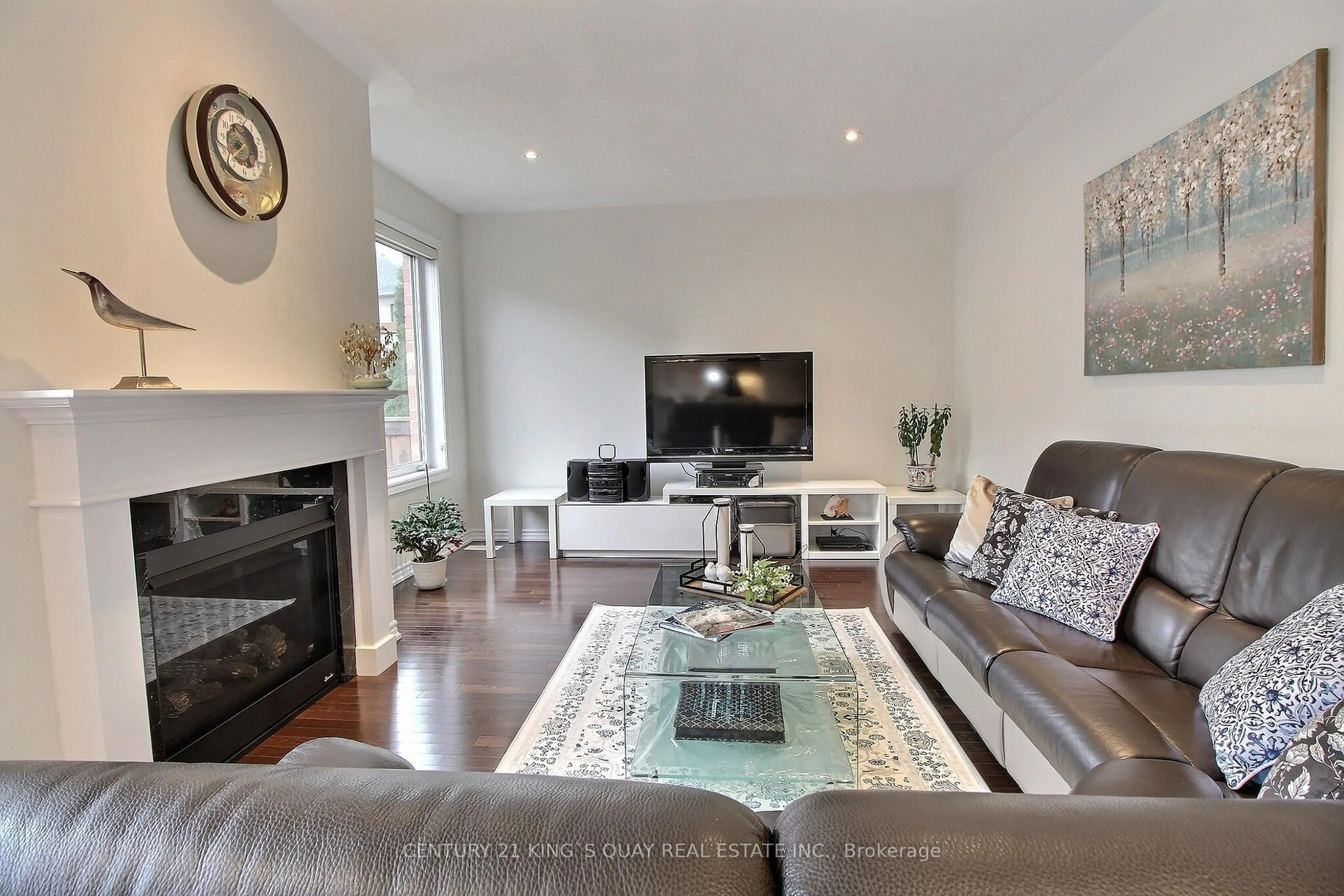 Living room with furniture, wood/laminate floor for 45 Chessington Ave, East Gwillimbury Ontario L9N 0R5