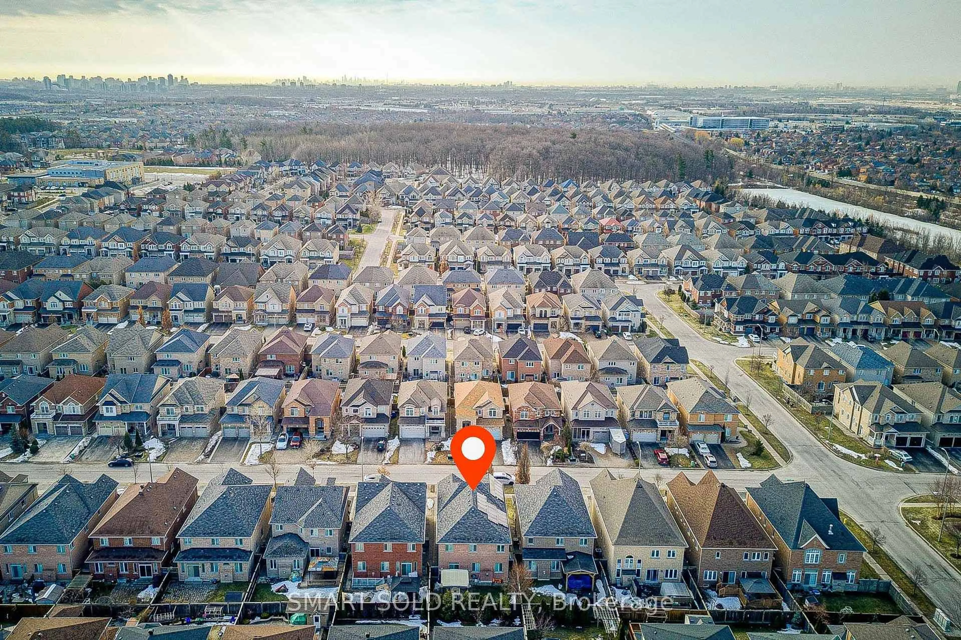 A pic from outside/outdoor area/front of a property/back of a property/a pic from drone, street for 365 Golden Orchard Rd, Vaughan Ontario L6A 0N6
