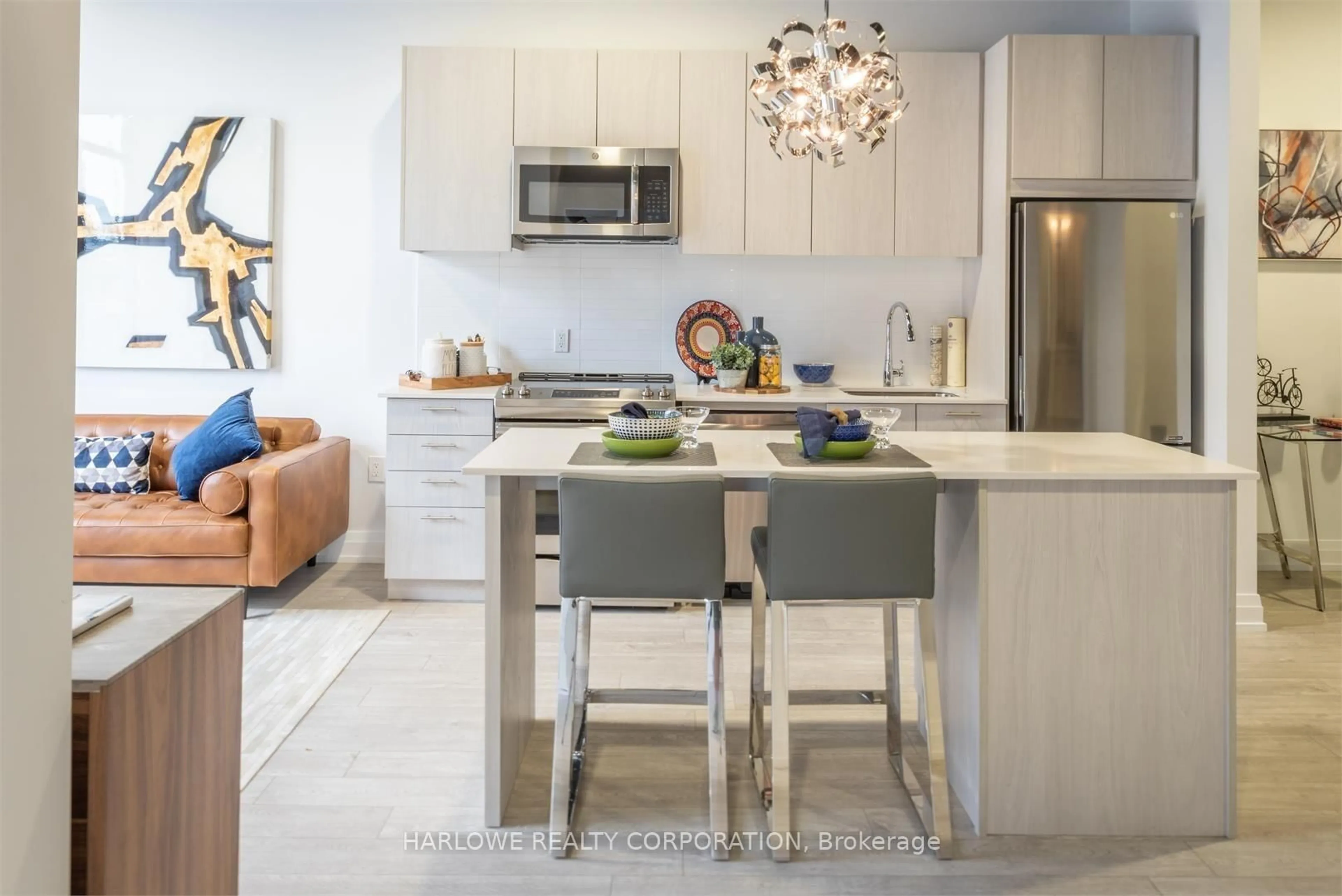 Open concept kitchen, ceramic/tile floor for 185 Deerfield Rd #1309, Newmarket Ontario L3Y 0G7