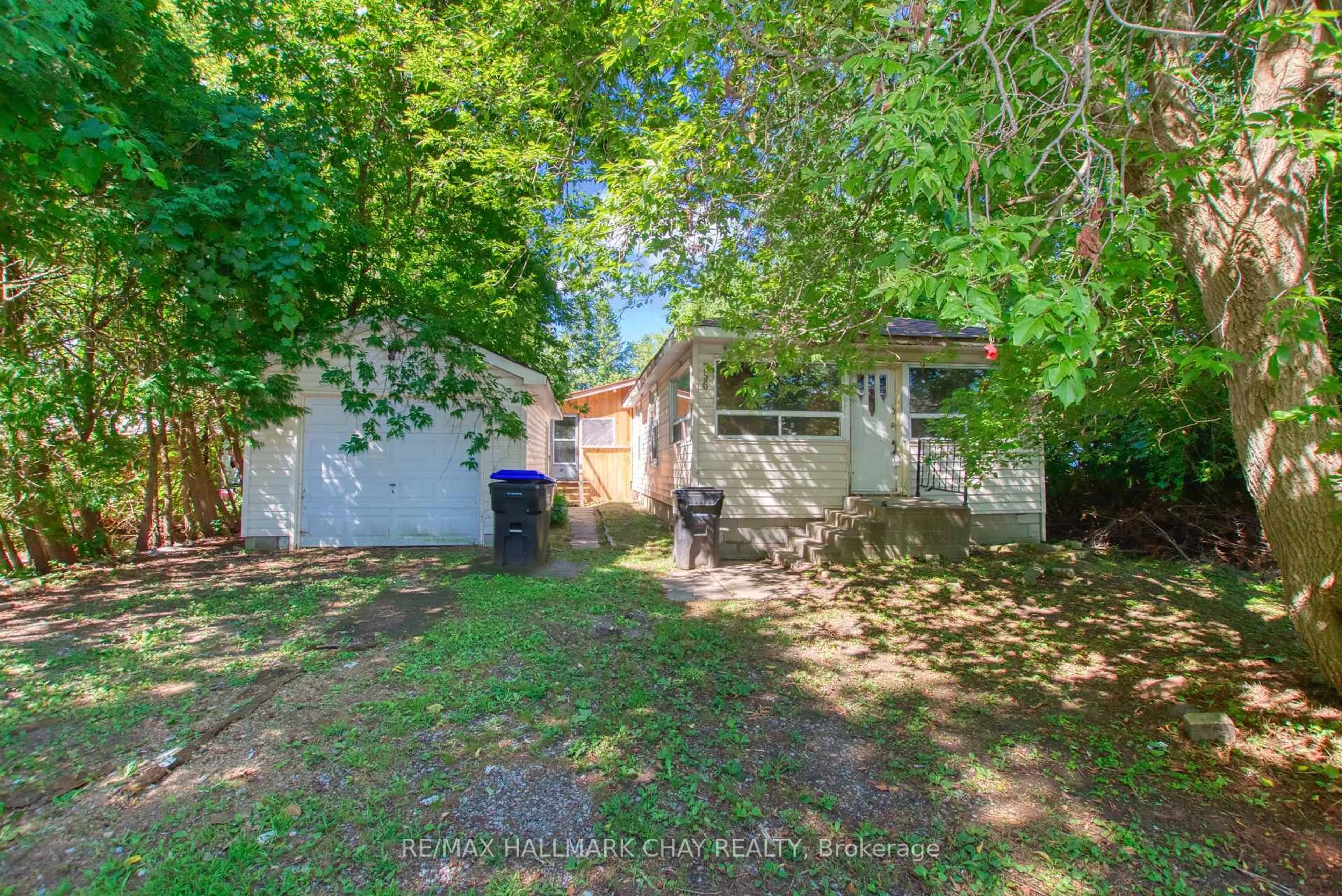 A pic from outside/outdoor area/front of a property/back of a property/a pic from drone, street for 956 Carson Ave, Innisfil Ontario L0L 1W0