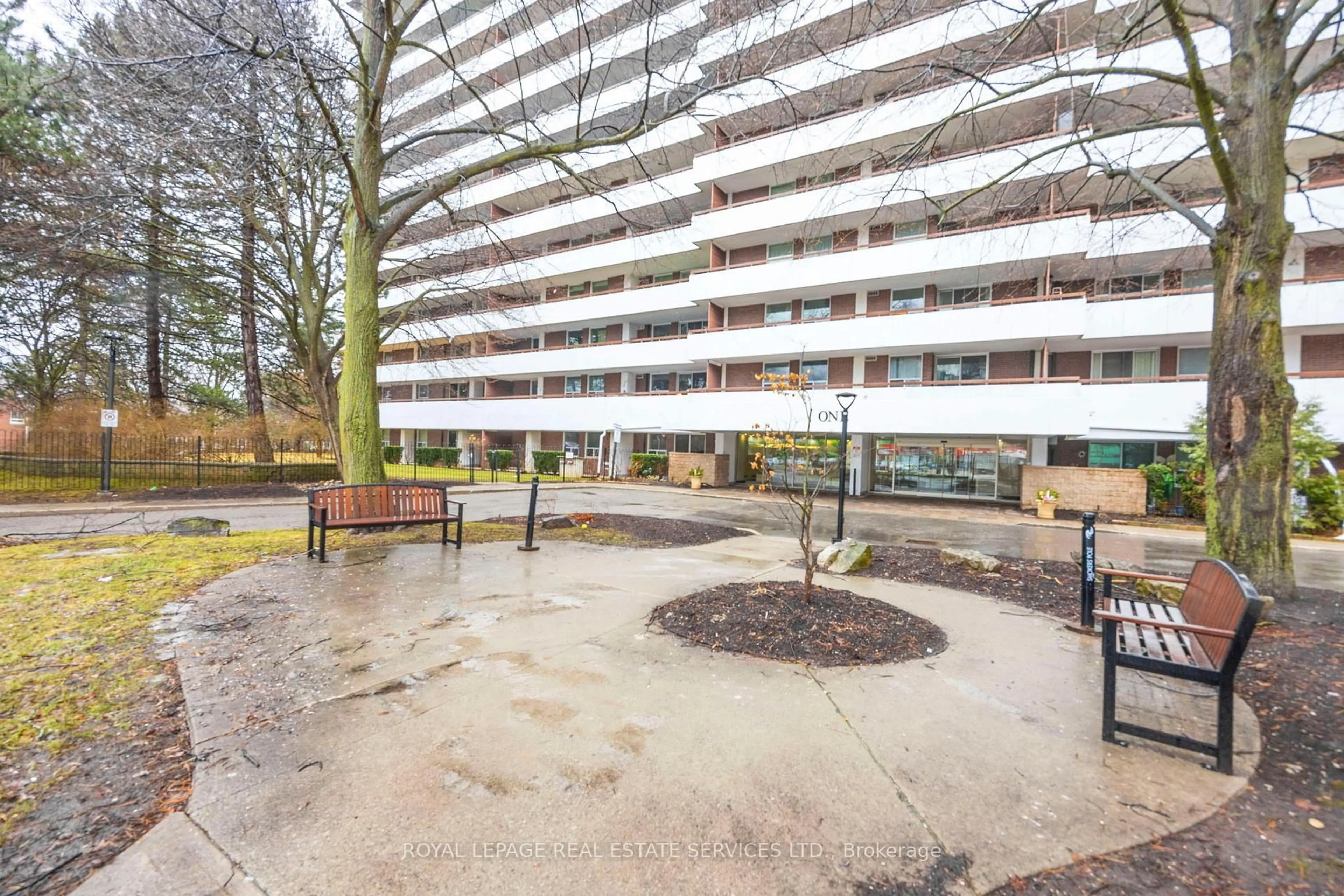 Patio, building for 1 Royal Orchard Blvd #105, Markham Ontario L3T 3C2