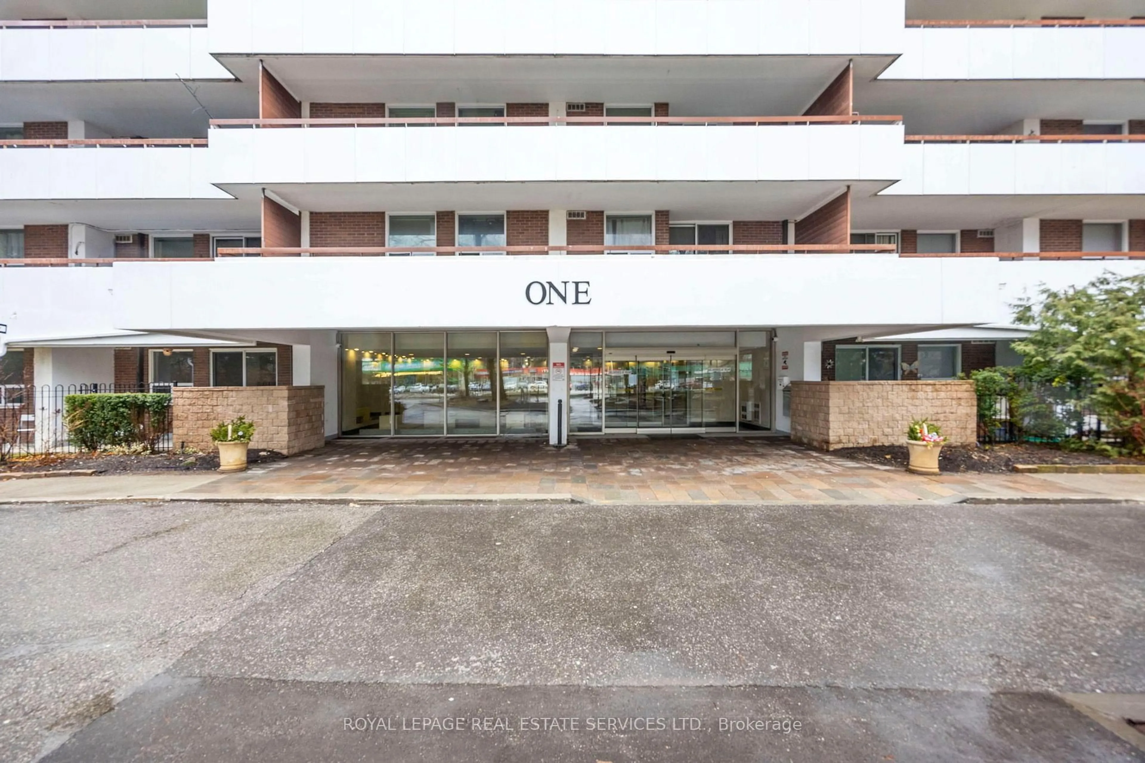 Indoor foyer for 1 Royal Orchard Blvd #105, Markham Ontario L3T 3C2