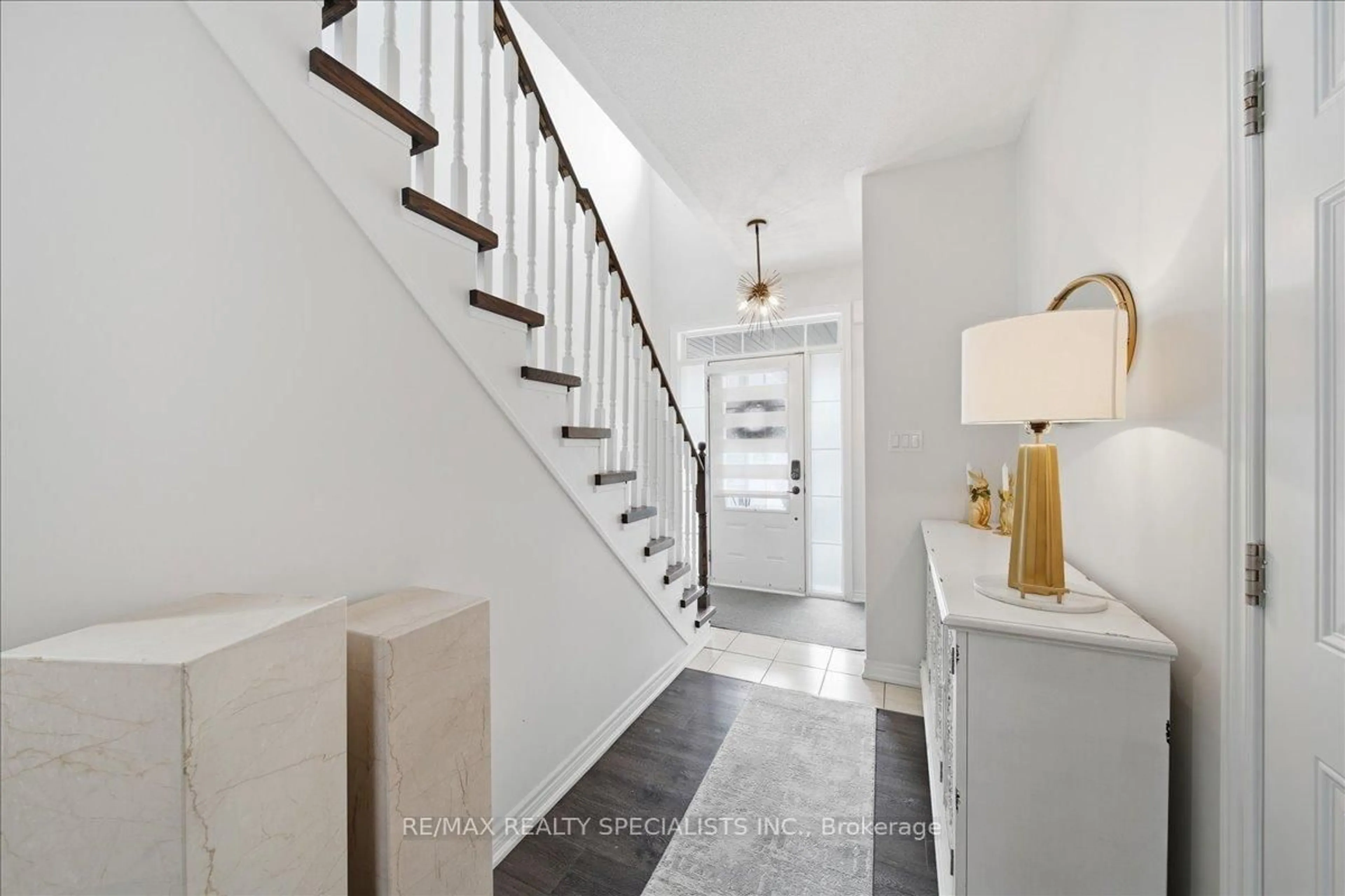 Indoor entryway for 20 Luisa St, Bradford West Gwillimbury Ontario L3Z 0P2