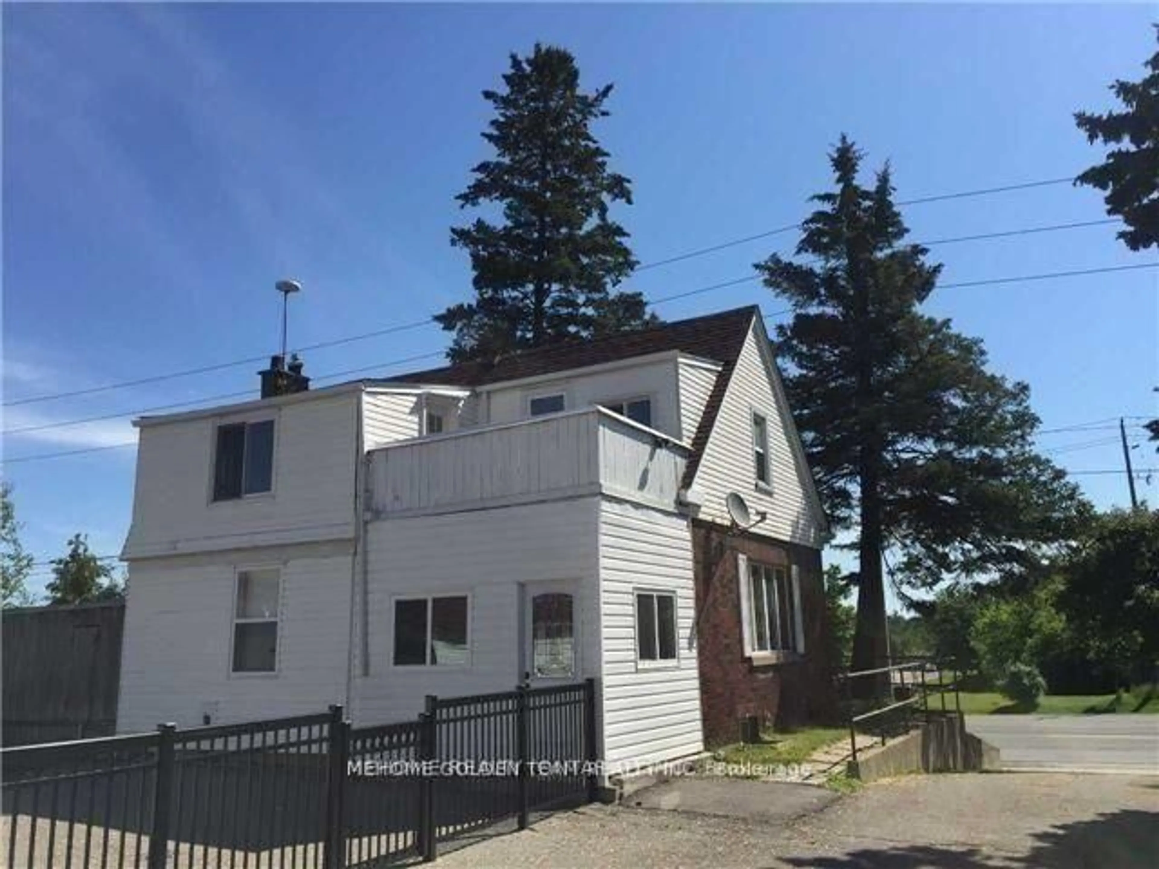 A pic from outside/outdoor area/front of a property/back of a property/a pic from drone, street for 11960 Yonge St, Richmond Hill Ontario L4E 3N6