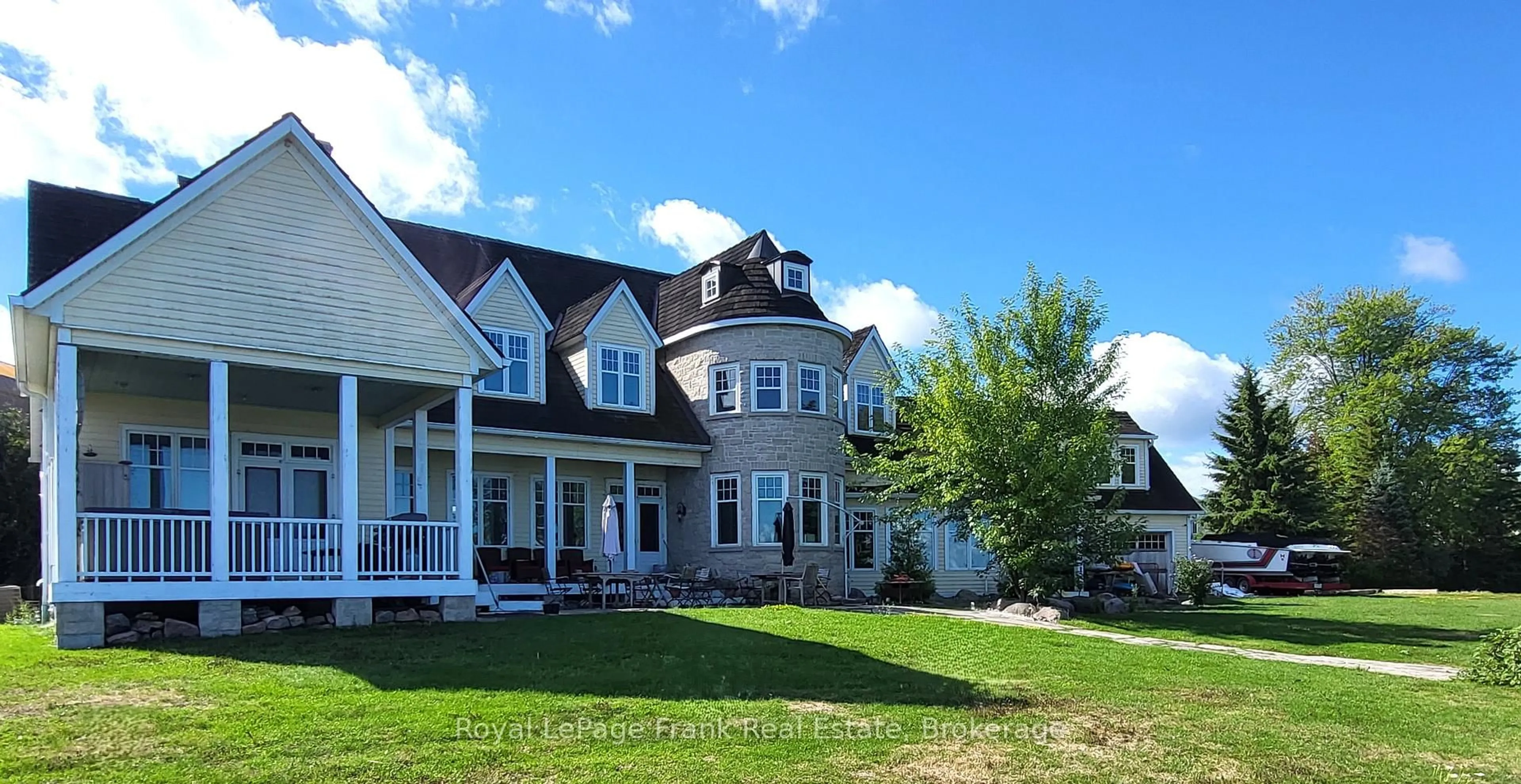 A pic from outside/outdoor area/front of a property/back of a property/a pic from drone, unknown for 136 Lake Dr, Georgina Ontario L4P 3E9