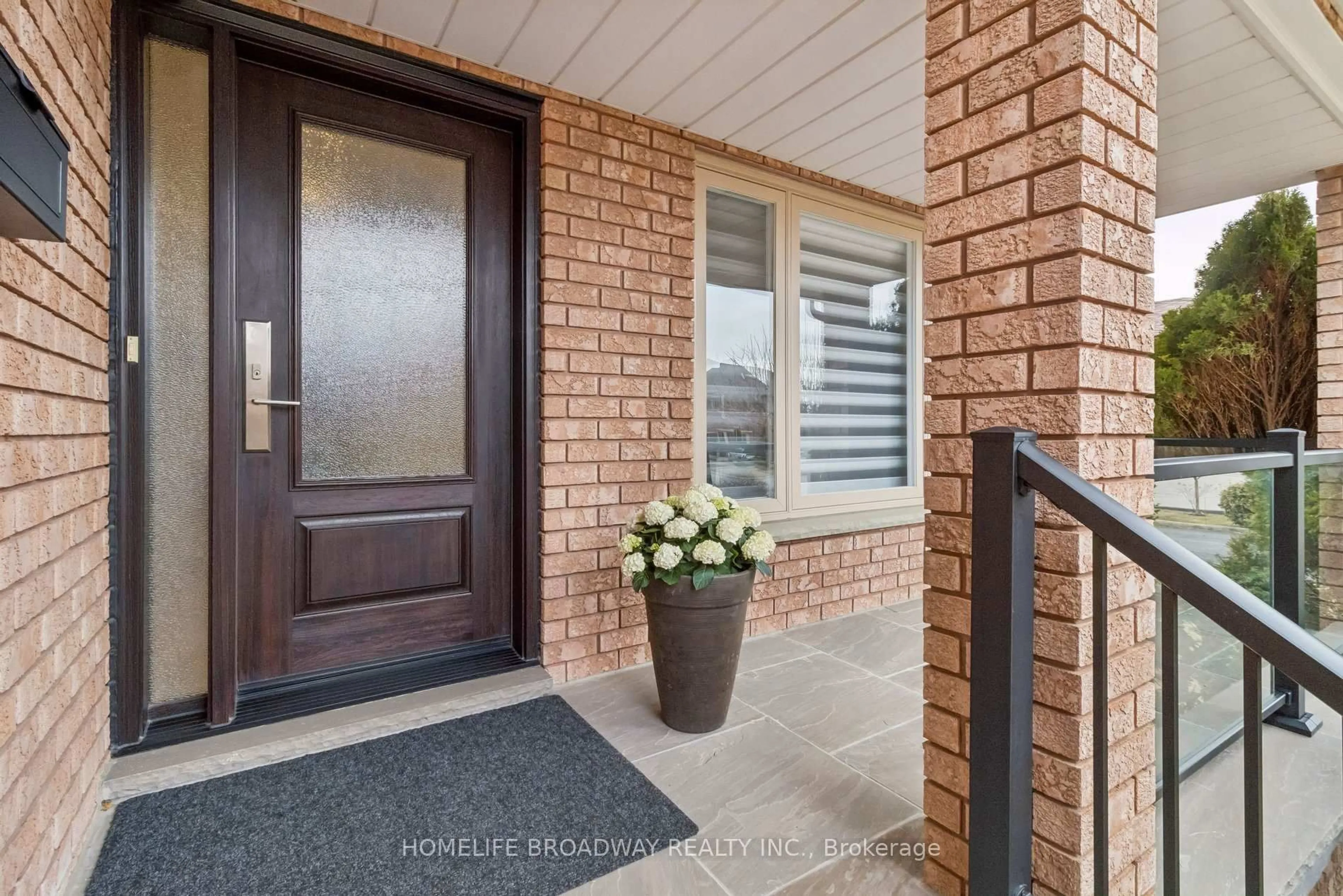 Indoor entryway for 17 Garview Crt, Vaughan Ontario L4L 8N7