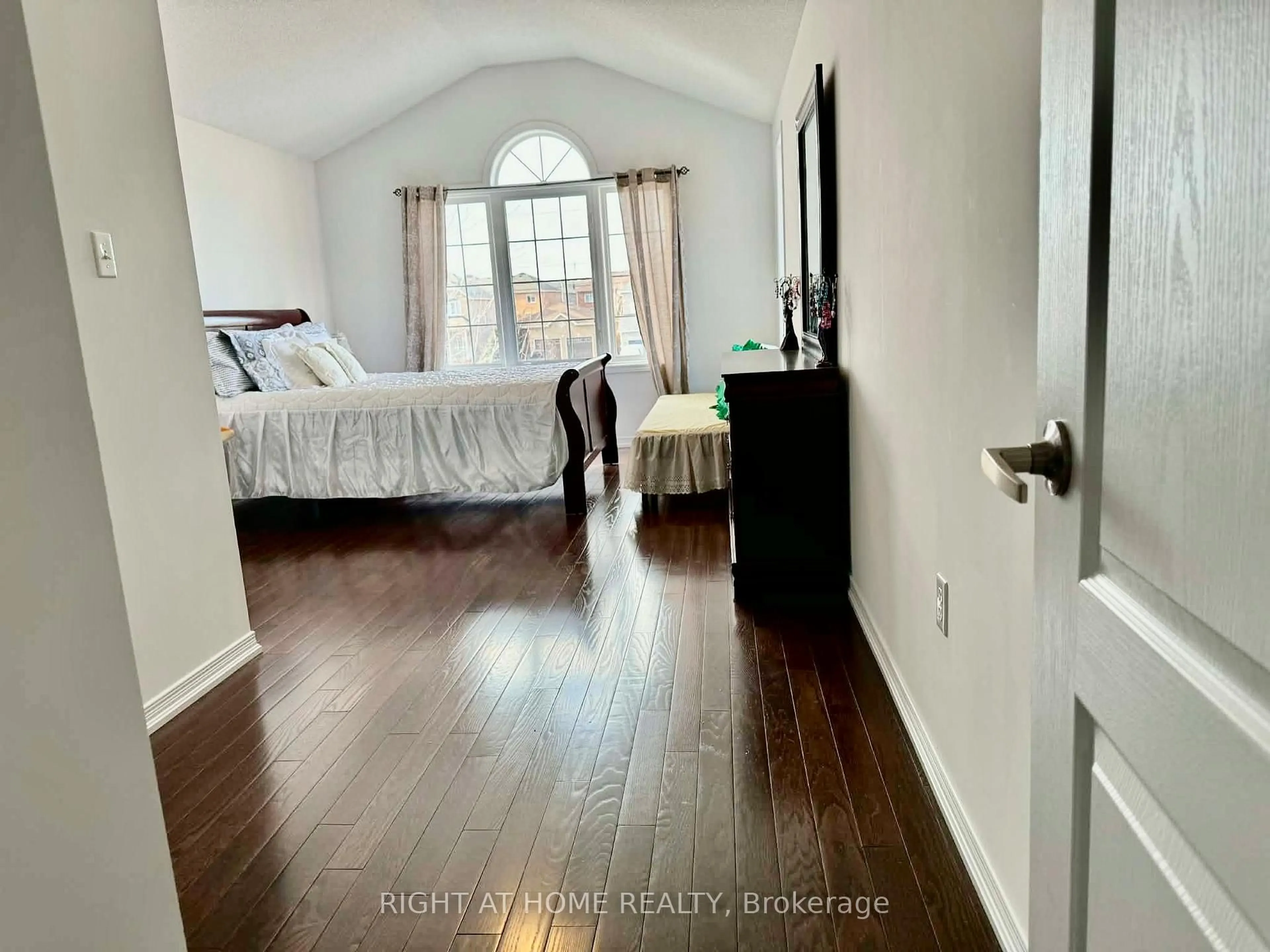 A pic of a room for 2110 galloway St, Innisfil Ontario L9S 4B7