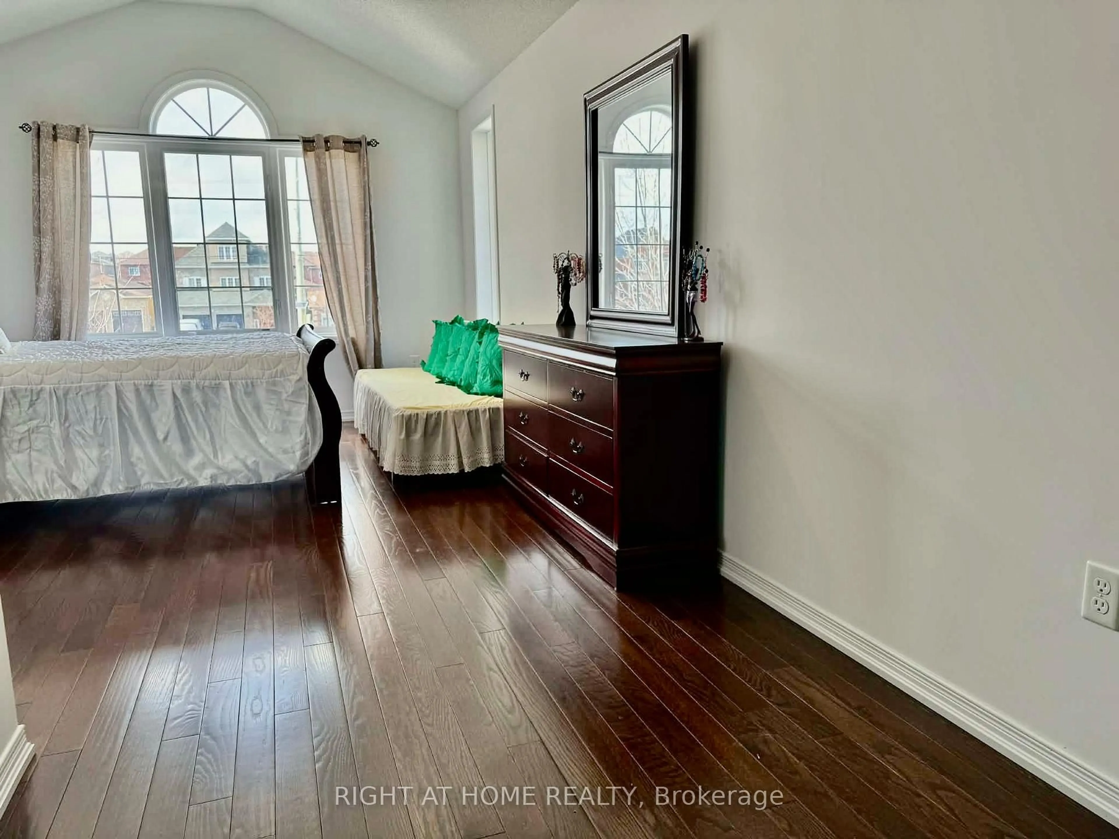 A pic of a room for 2110 galloway St, Innisfil Ontario L9S 4B7