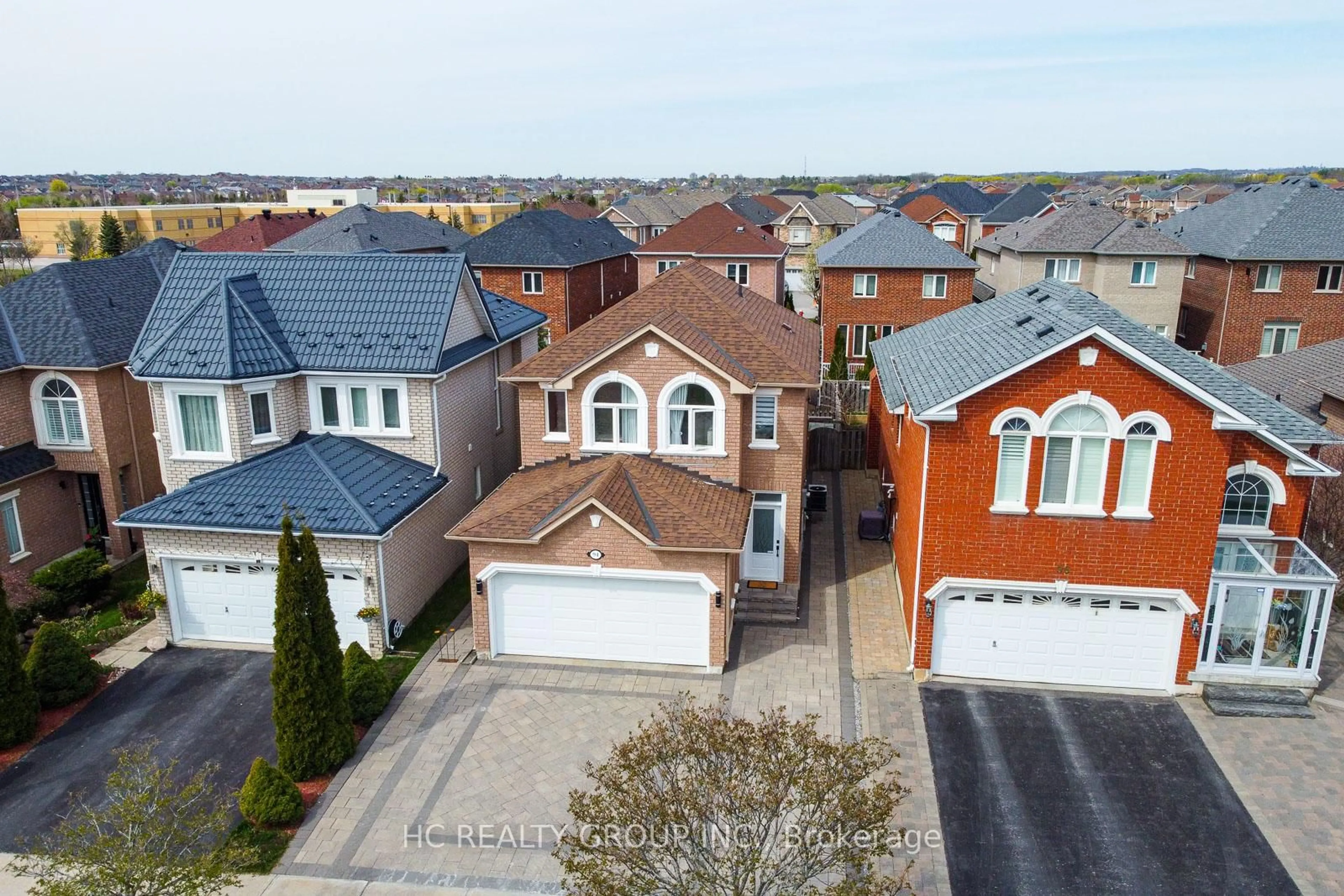 A pic from outside/outdoor area/front of a property/back of a property/a pic from drone, street for 94 Manorheights St, Richmond Hill Ontario L4S 2H5