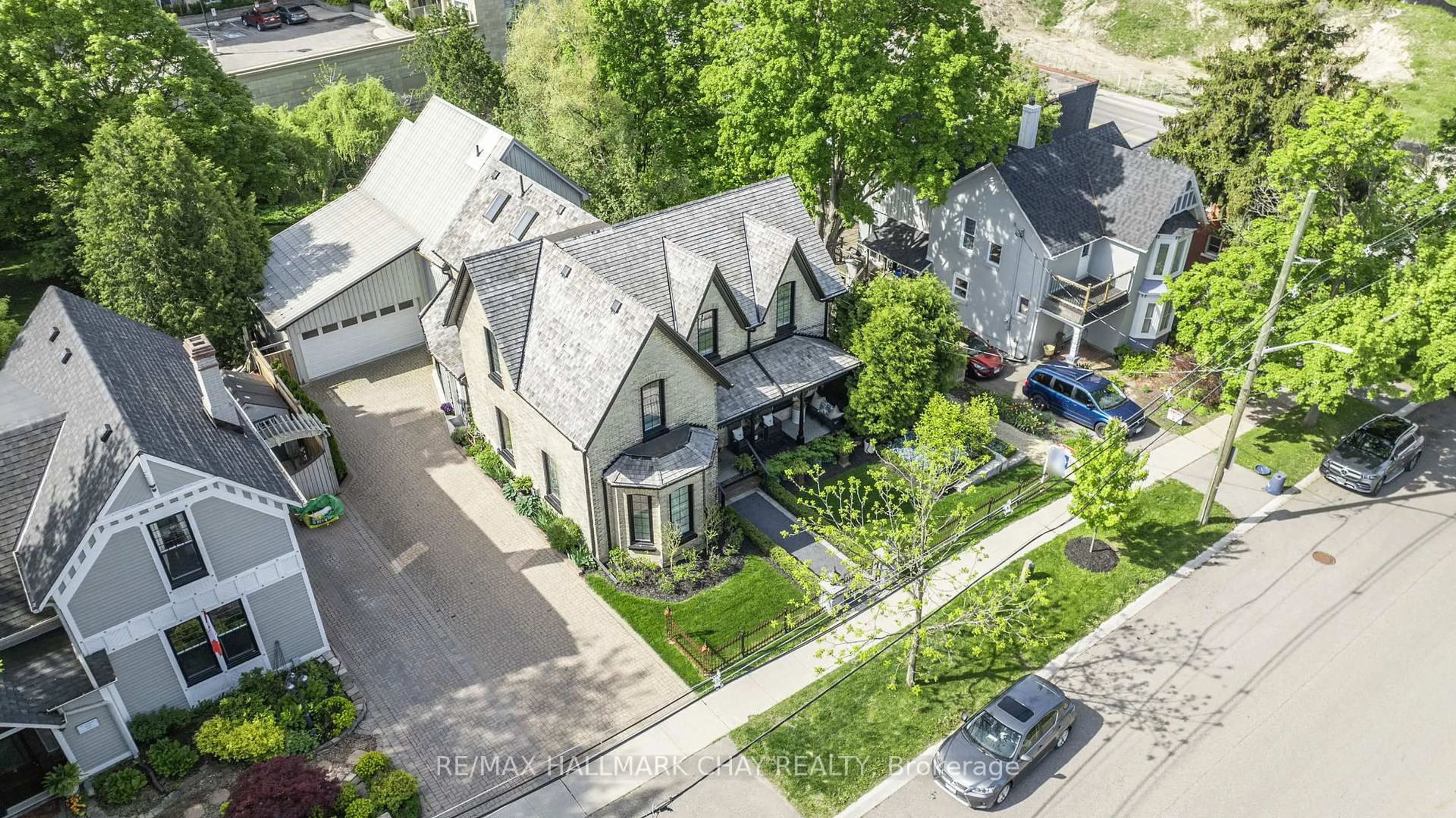 A pic from outside/outdoor area/front of a property/back of a property/a pic from drone, street for 11 Catherine Ave, Aurora Ontario L4G 1K4