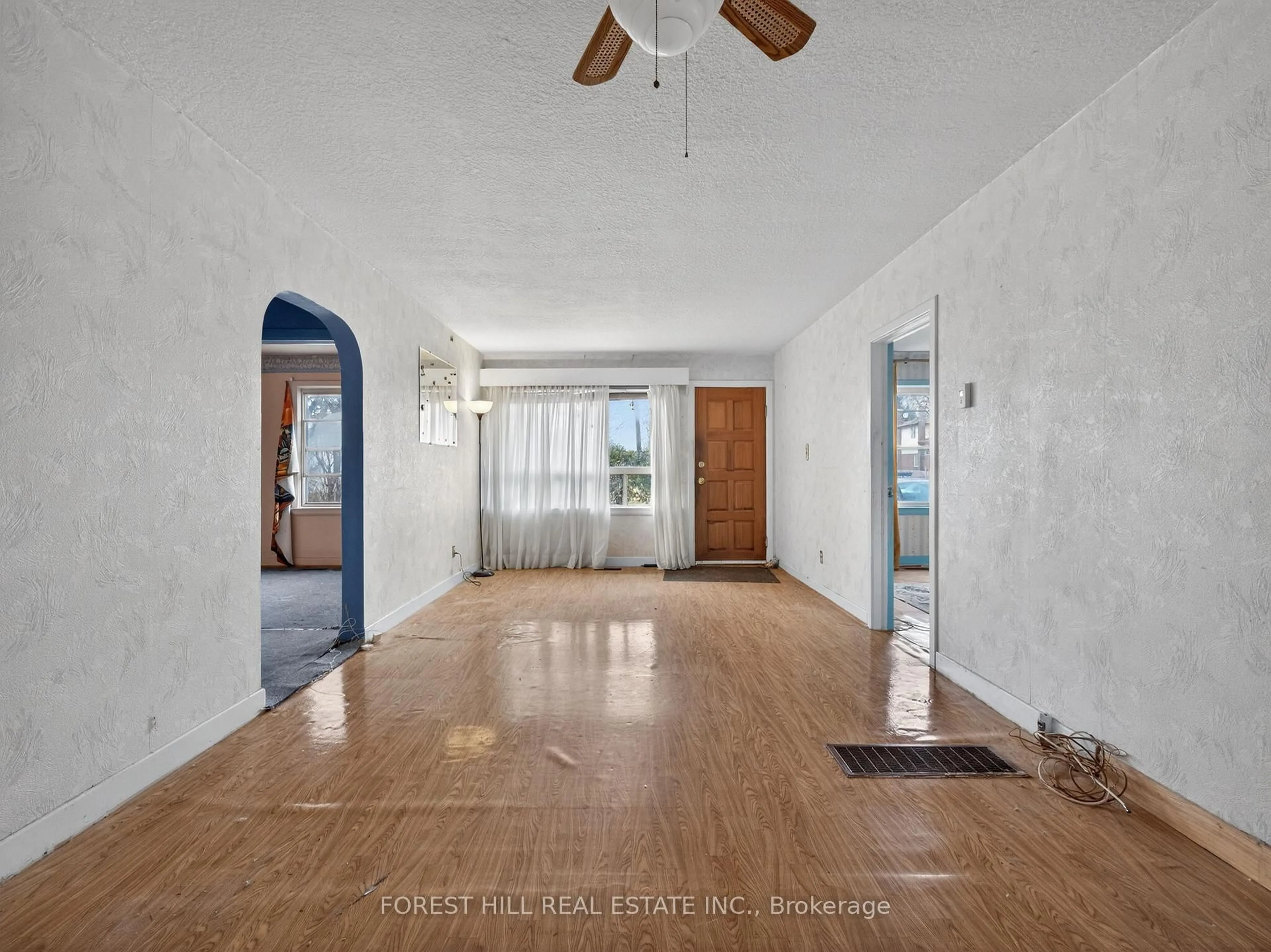 Indoor entryway for 208 Essex Ave, Richmond Hill Ontario L4C 2B8