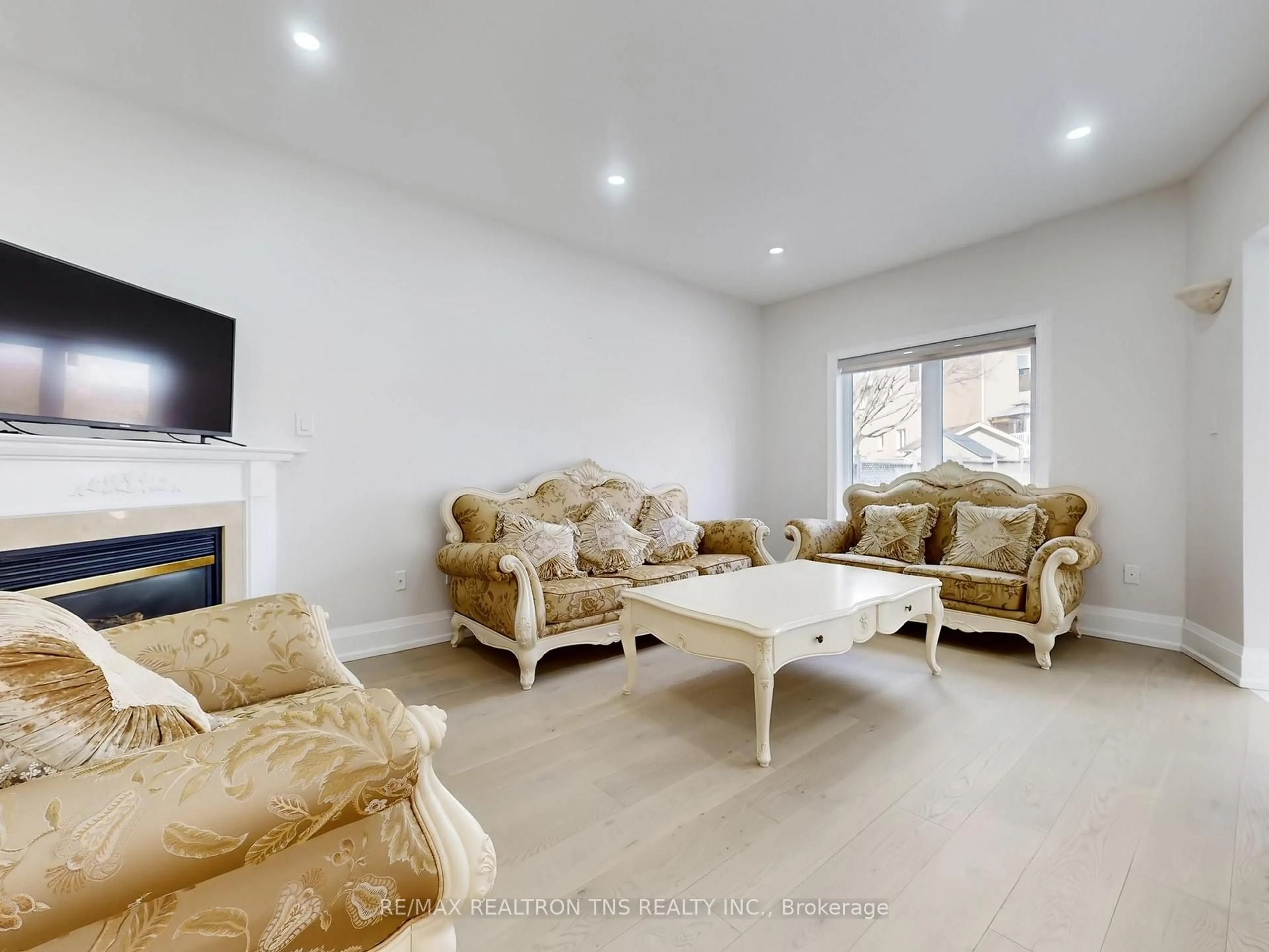 Living room with furniture, unknown for 77 Frank Endean Rd, Richmond Hill Ontario L4S 1X2