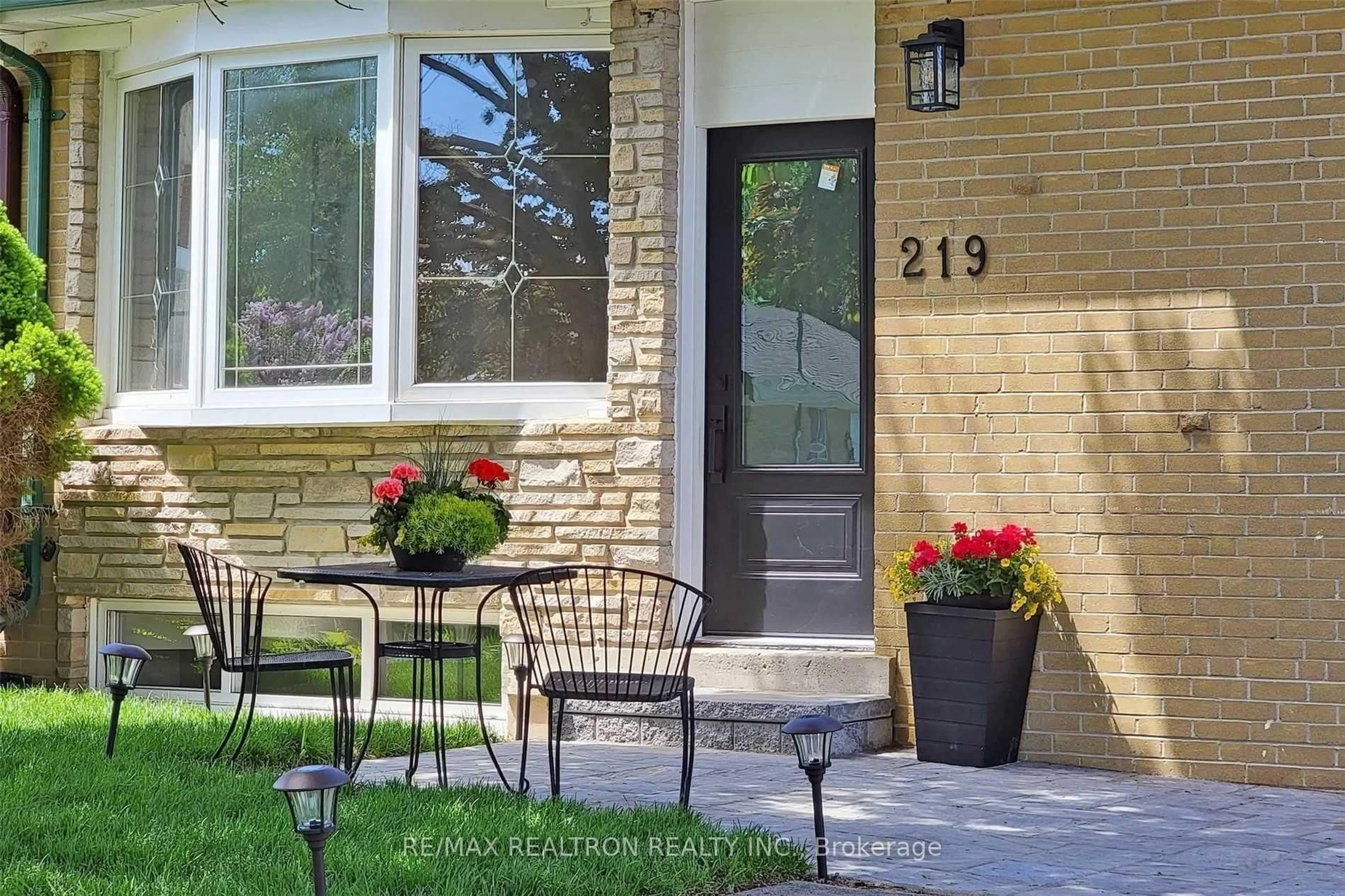 Patio, street for 219 Beechy Dr, Richmond Hill Ontario L4C 2X6